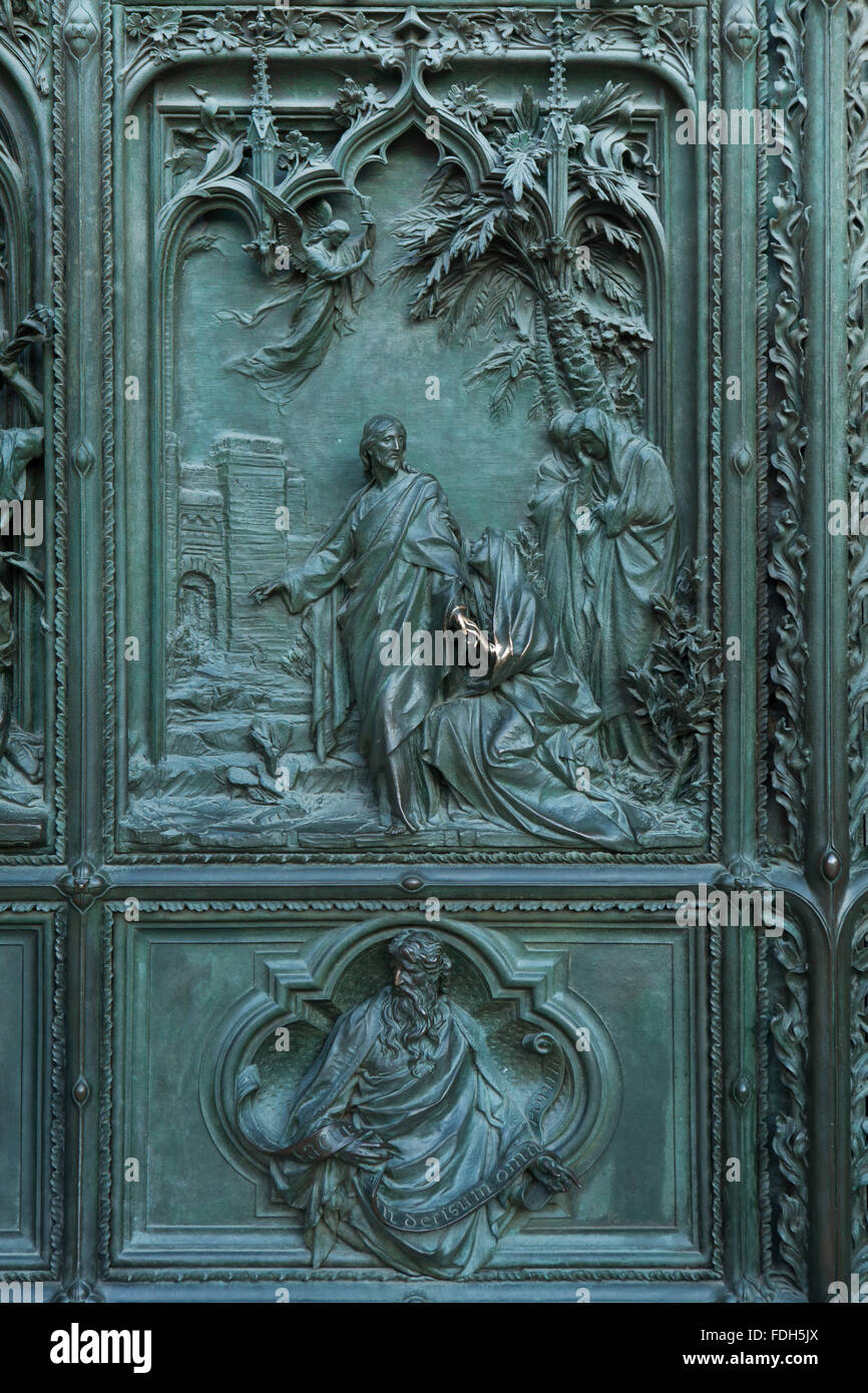 Gesù prendendo il suo addio di sua madre. Dettaglio della principale porta di bronzo del Duomo di Milano a Milano, Italia Foto Stock