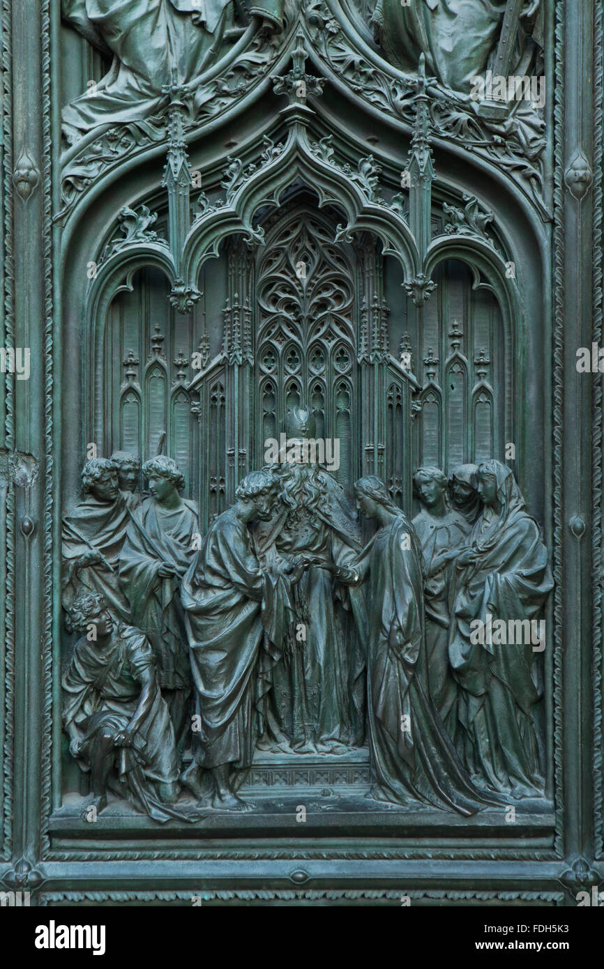 Il Matrimonio della Vergine Maria. Dettaglio della principale porta di bronzo del Duomo di Milano a Milano, Italia. Il bronzo Foto Stock