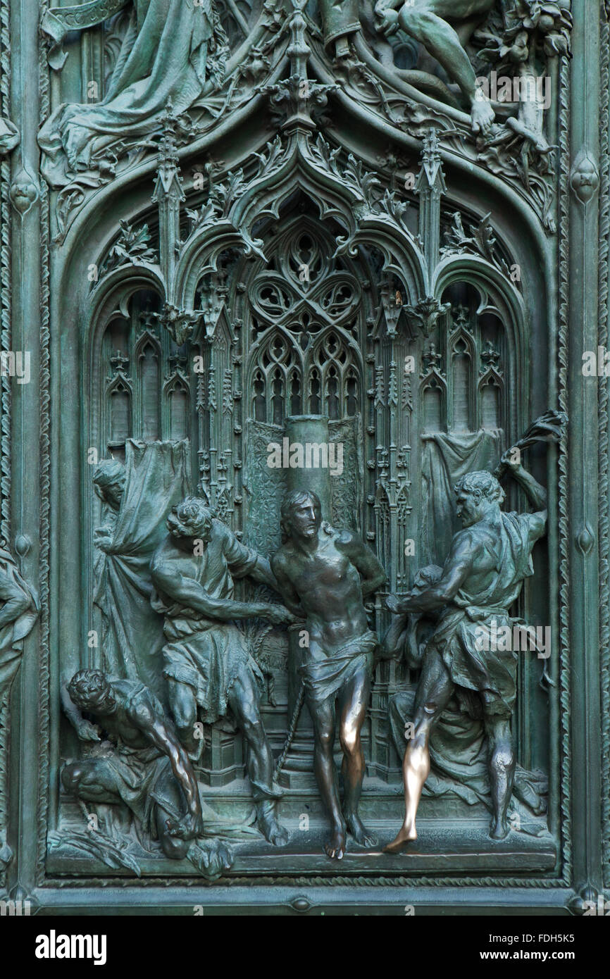 Flagellazione di Cristo. Dettaglio della principale porta di bronzo del Duomo di Milano a Milano, Italia. Foto Stock