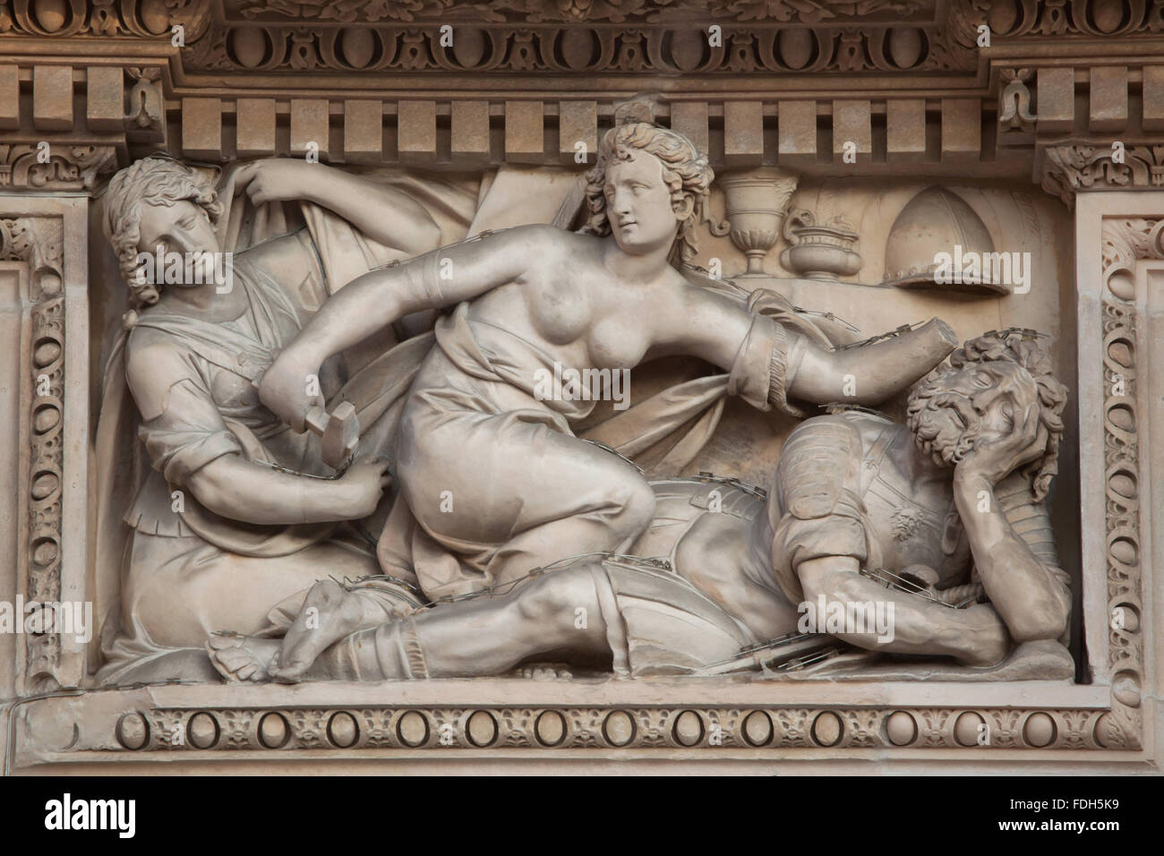Giaele uccide Sisara. Rilievo marmoreo sulla facciata principale del Duomo di Milano a Milano, lombardia, italia. Foto Stock