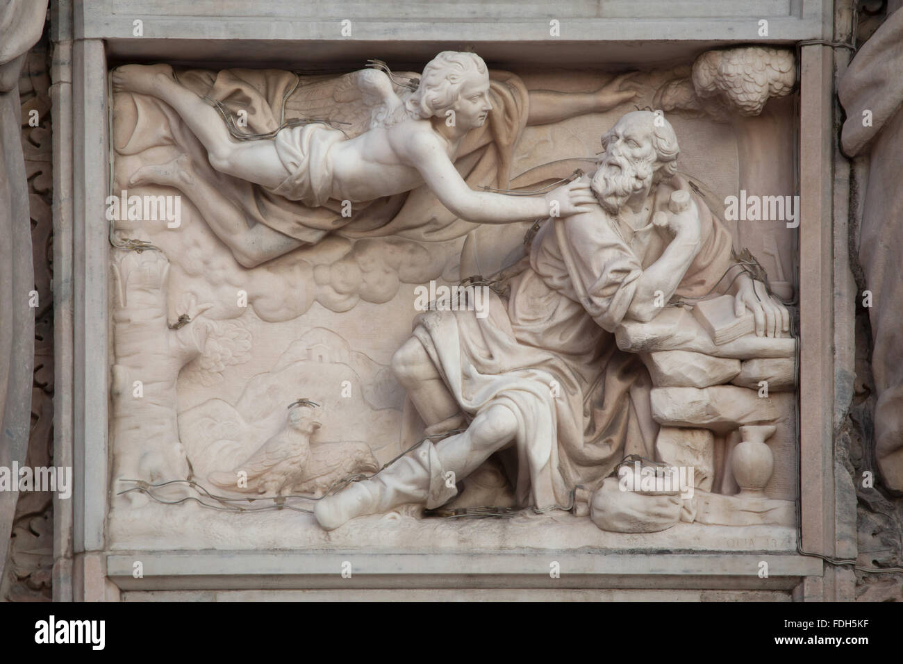 Elia nel deserto. Rilievo marmoreo da scultore italiano da Dionigi Bussola sulla facciata principale del Duomo di Milano (Duomo Foto Stock