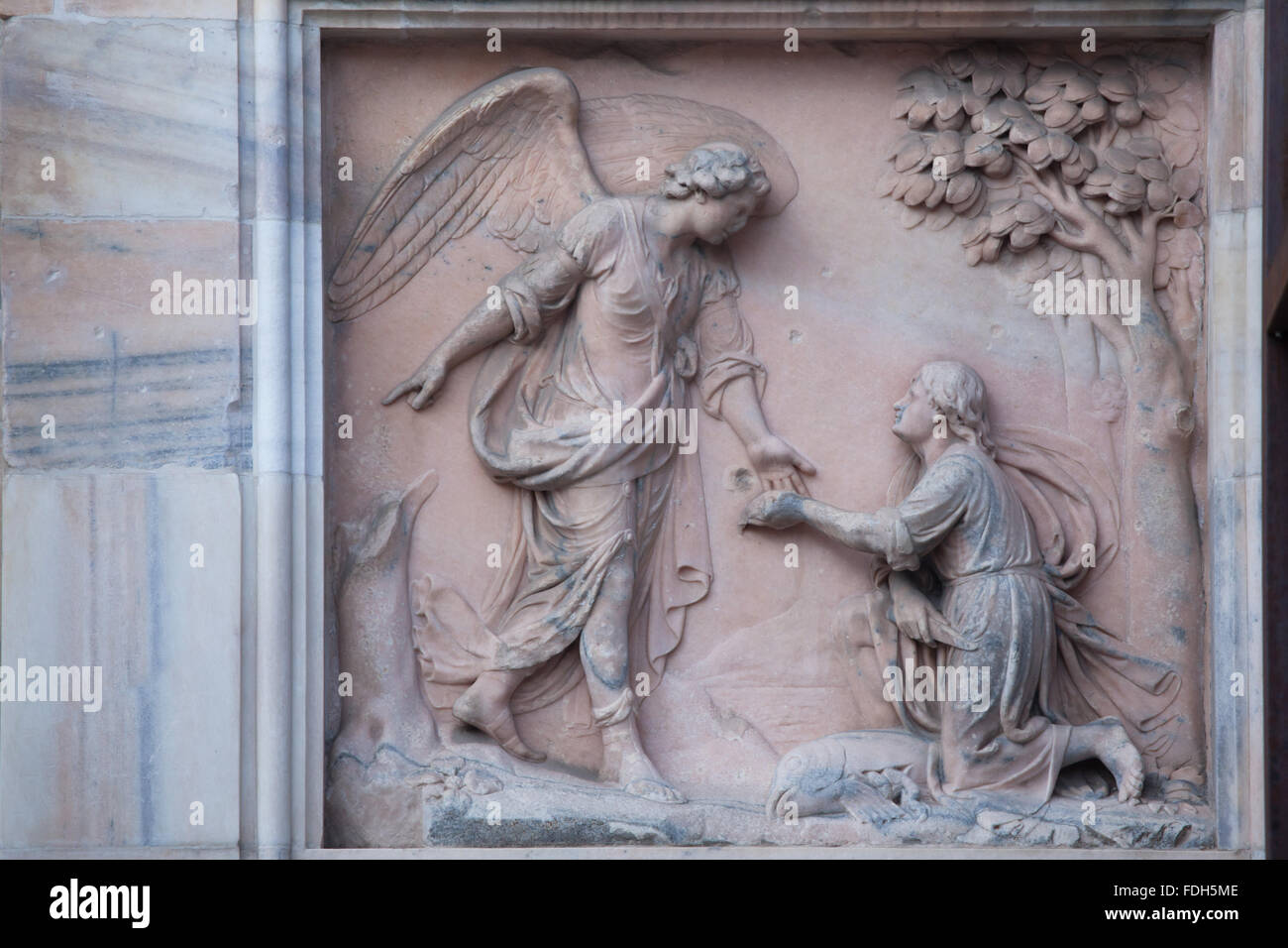 Angelo Raffaello e Tobias. Rilievo marmoreo sulla facciata sud del Duomo di Milano a Milano, lombardia, italia. Foto Stock