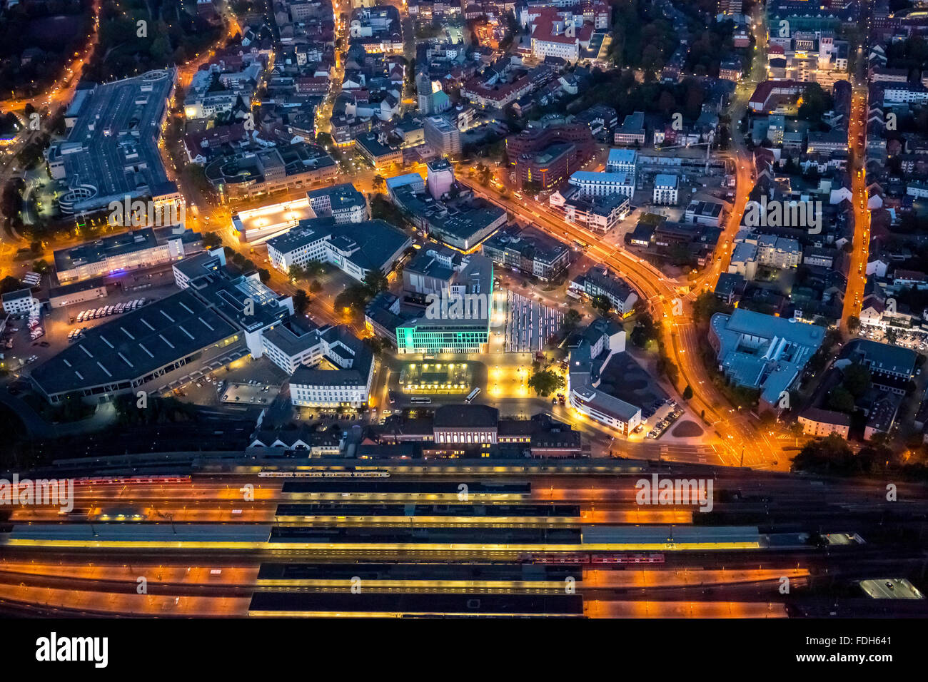 Vista aerea, panoramica della città di notte, riqualificazione urbana Hamm , alla stazione dei treni di notte , Heinrich-von-Kleist-Forum, Foto Stock