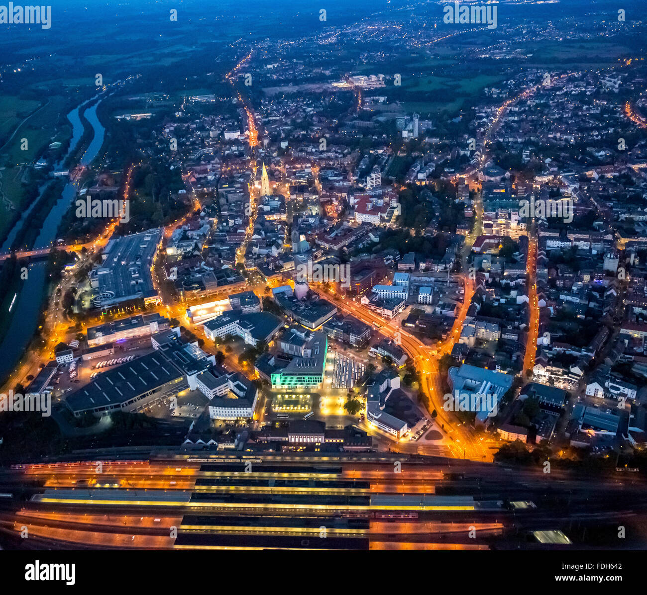 Vista aerea, panoramica della città di notte, riqualificazione urbana Hamm Neue Mitte di Bahnhofstrasse, Heinrich-von-Kleist-Forum,Center Foto Stock