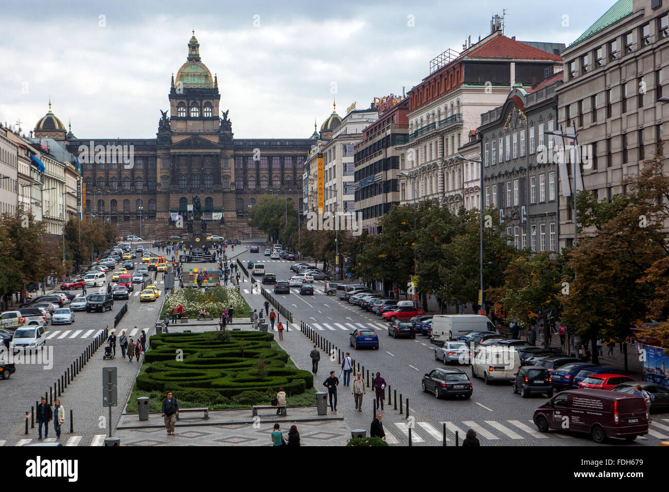 Vista generale di Piazza Venceslao Praga Repubblica Ceca Centro Città un ampio viale Vaclavske namesti Foto Stock