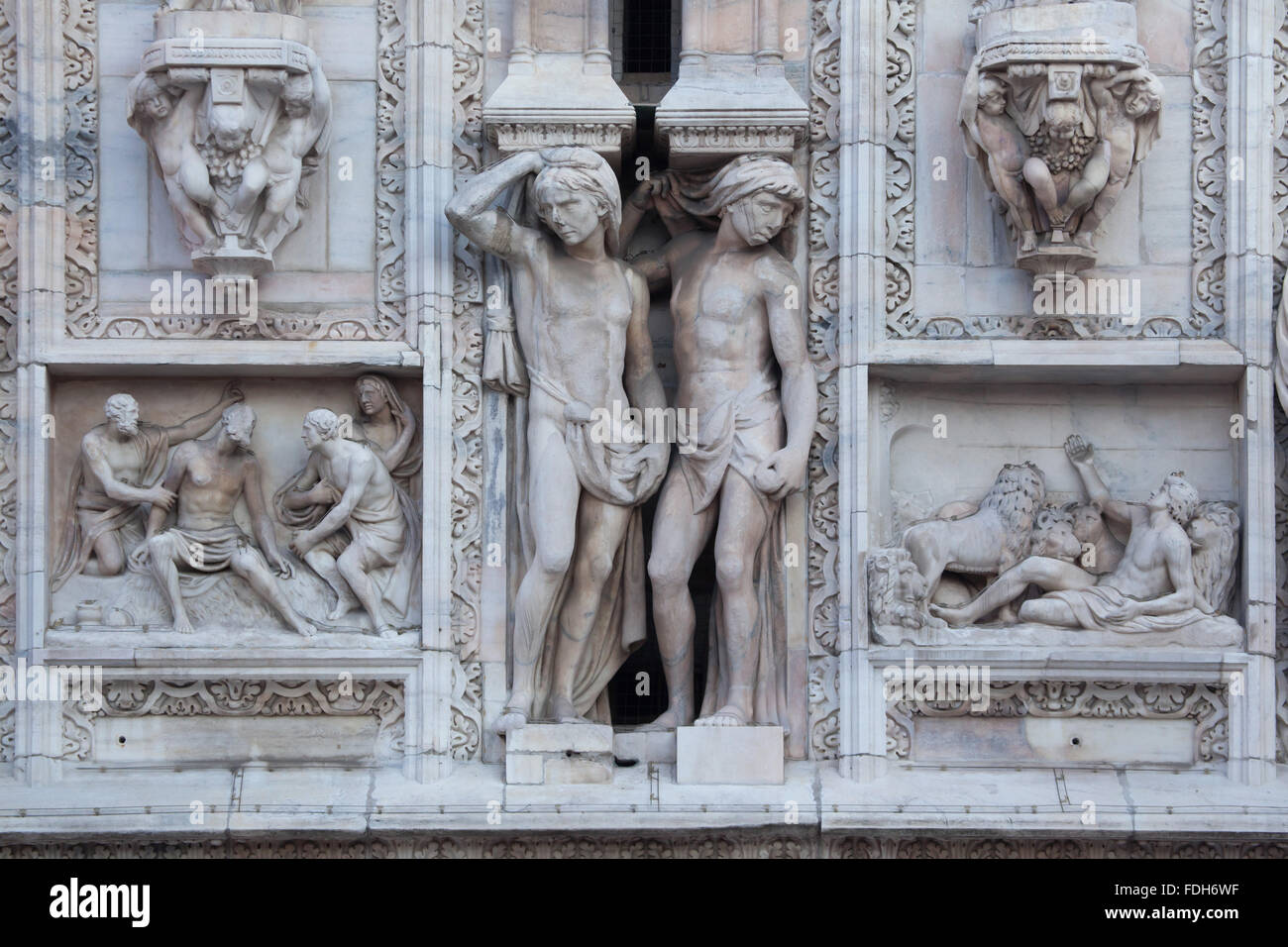 Atlanti scolpiti a sostegno della facciata principale del Duomo di Milano a Milano, lombardia, italia. Rilievi in marmo depictin Foto Stock