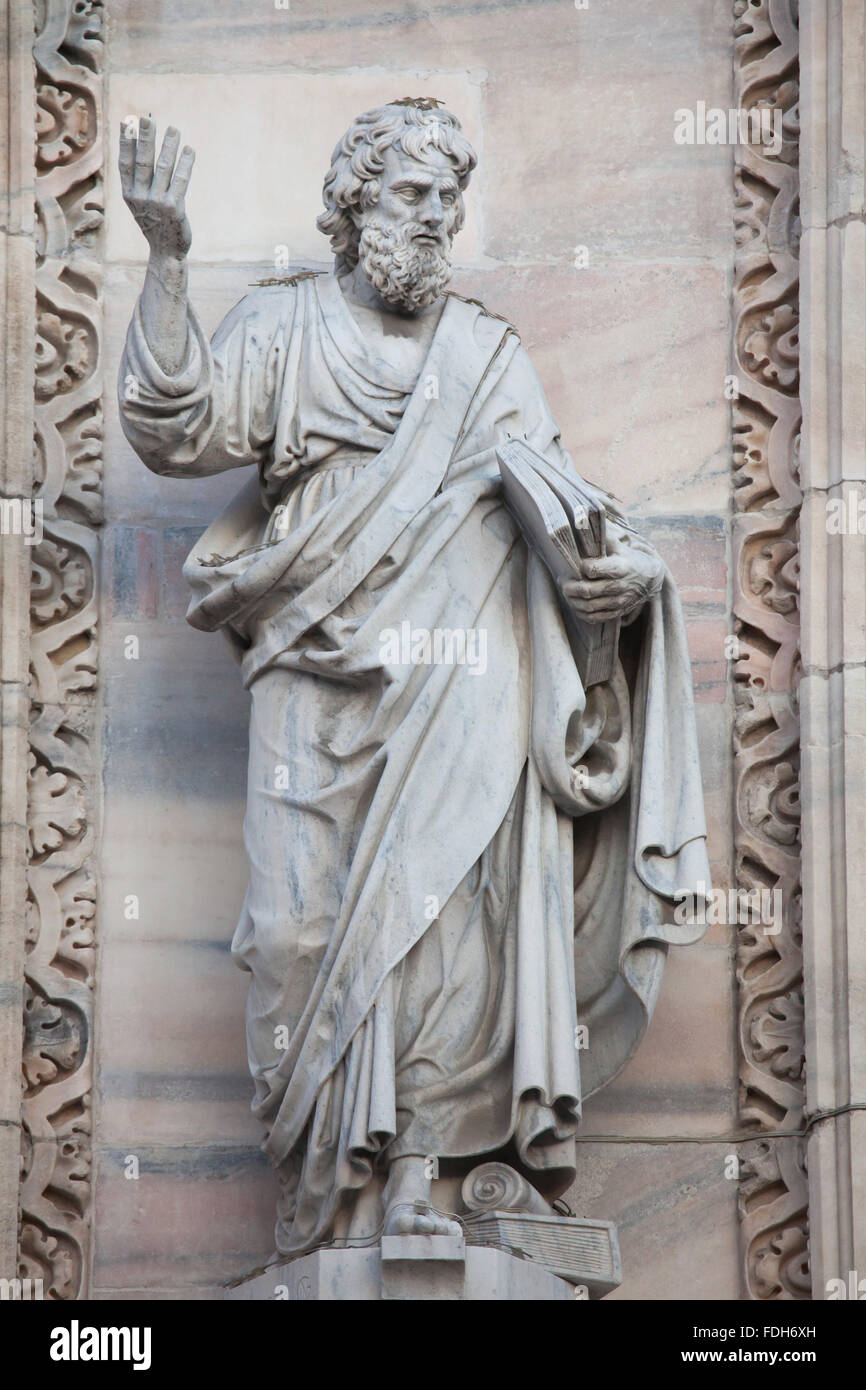 San Luca Evangelista. Statua in marmo da scultore italiano Graziano Rusca sulla facciata principale del Duomo di Milano (Duomo di Foto Stock