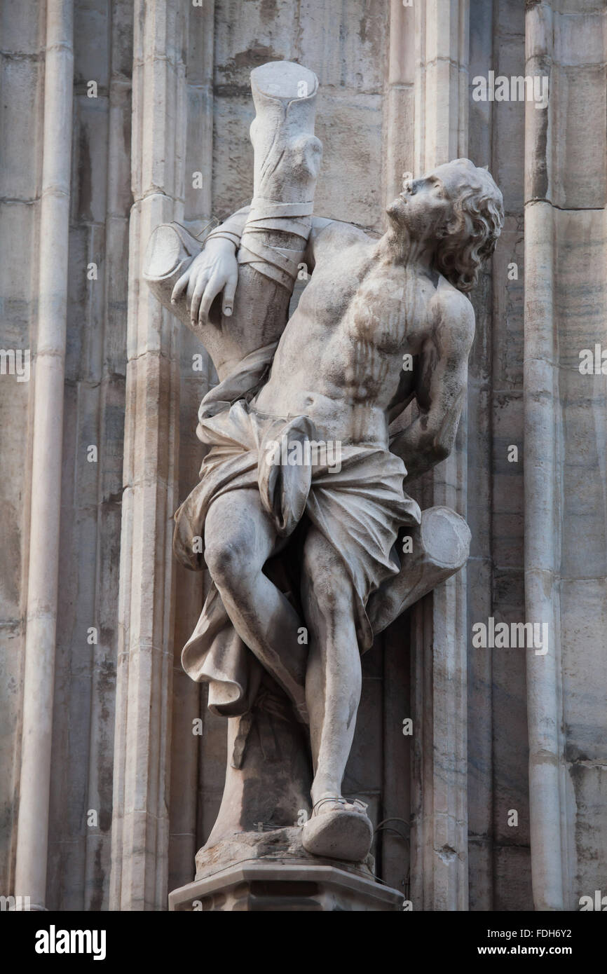 Statua in marmo di un martire cristiano sulla facciata sud del Duomo di Milano a Milano, lombardia, italia. Foto Stock