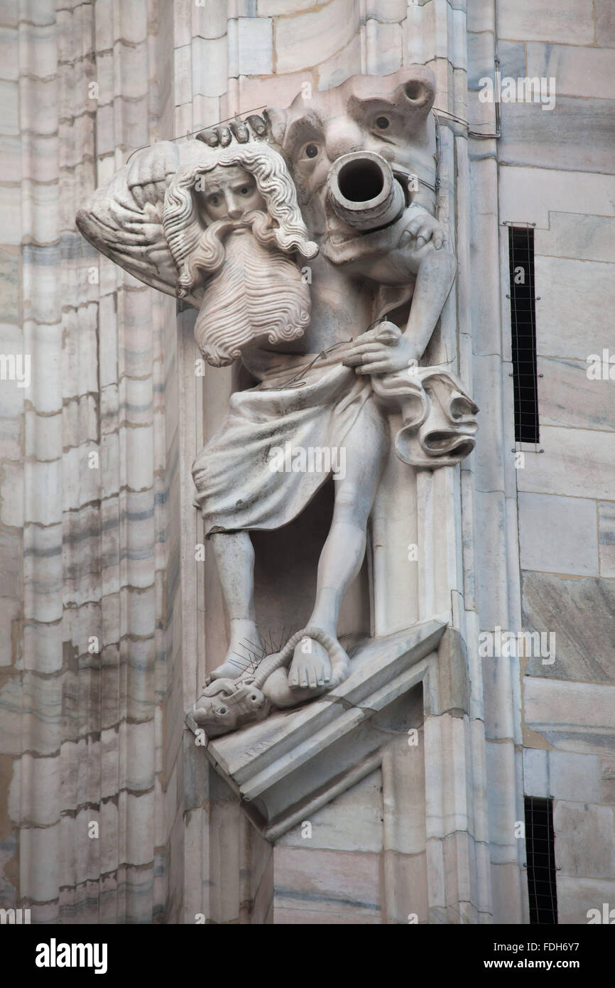 Statua in marmo di un uomo barbuto sulla facciata sud del Duomo di Milano a Milano, lombardia, italia. Foto Stock