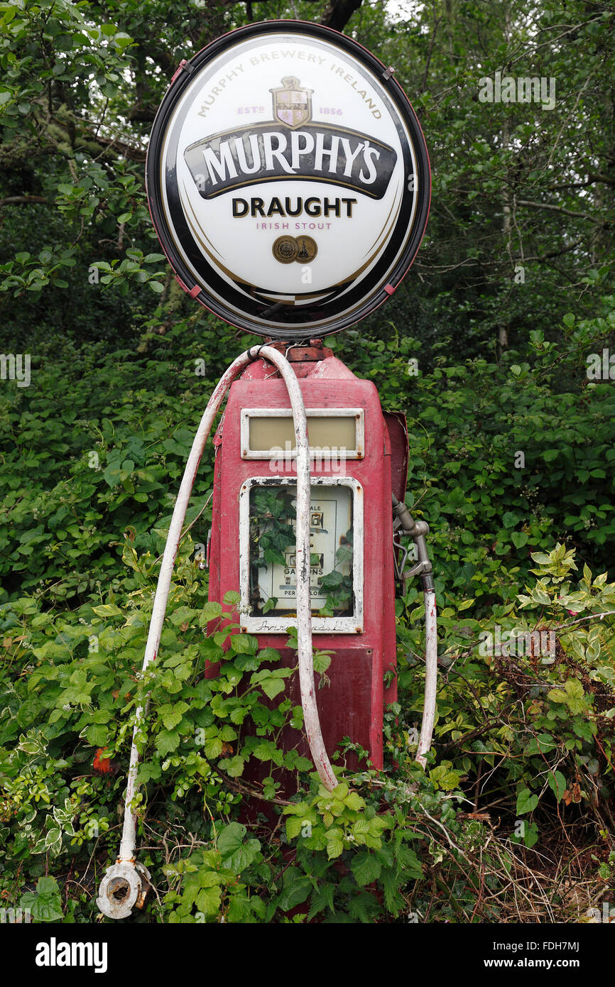 Murphy's Stout logo su un vecchio in disuso della pompa benzina vicino a Laragh villaggio sulla penisola di Beara, nella contea di Kerry, Irlanda Foto Stock