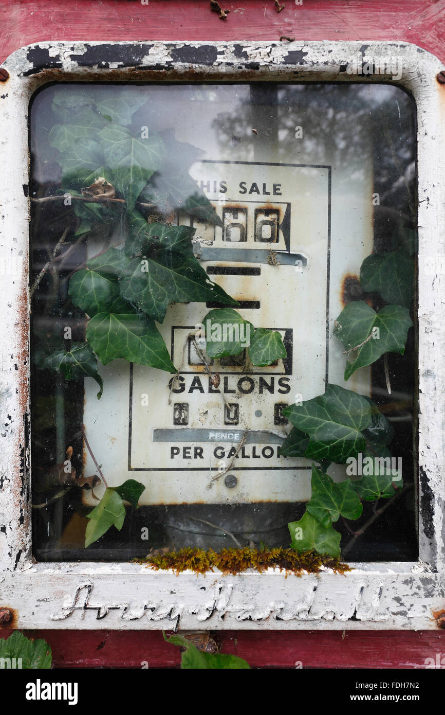 Display del vecchio in disuso della pompa benzina vicino a Laragh villaggio sulla penisola di Beara, nella contea di Kerry, Irlanda Foto Stock