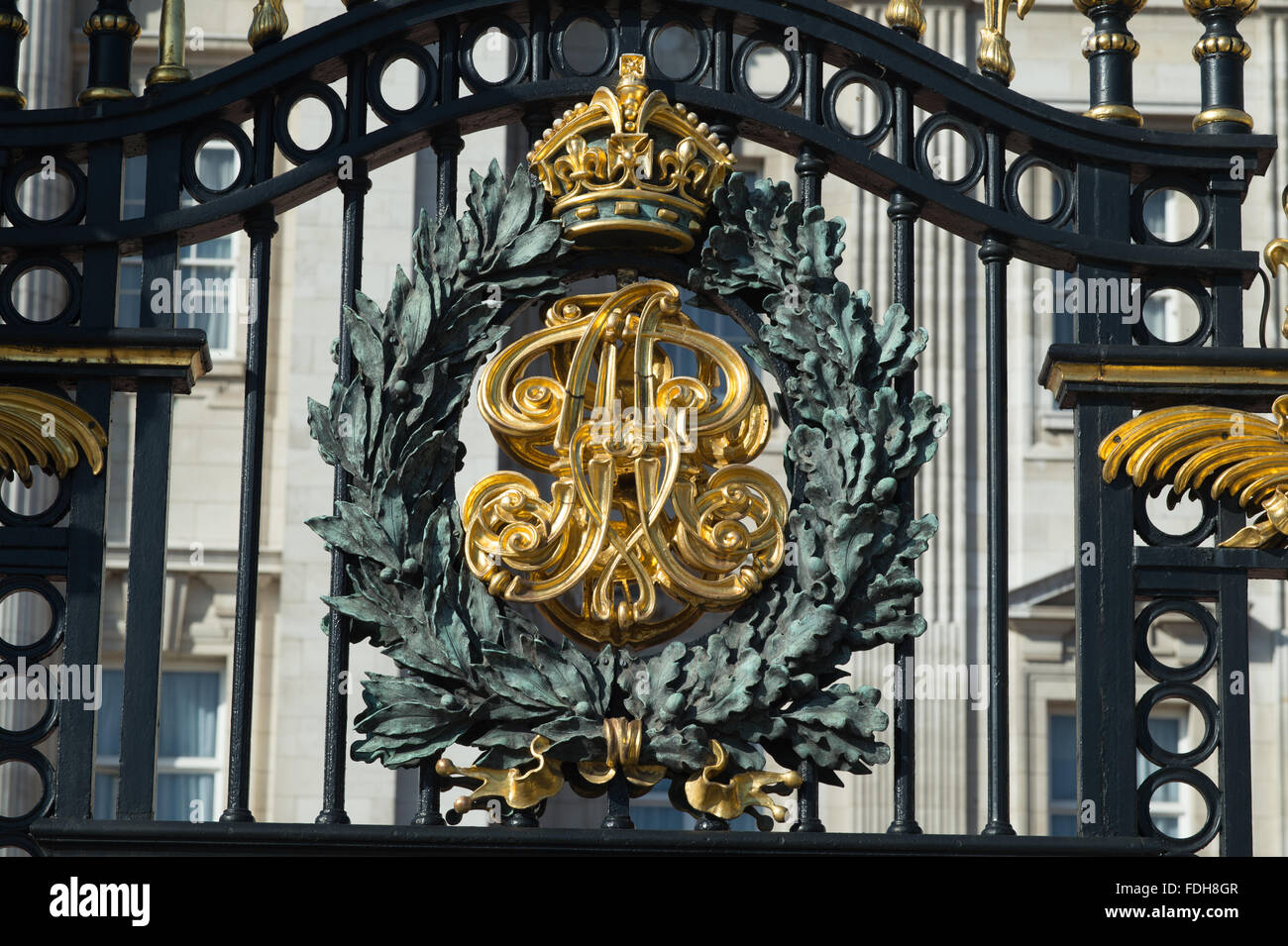 Crest sul cancello di fronte a Buckingham Palace a Londra in Inghilterra Foto Stock
