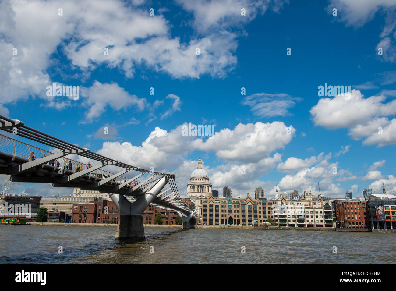 La Cattedrale di St Paul e il fiume Tamigi a Londra, Inghilterra. Foto Stock