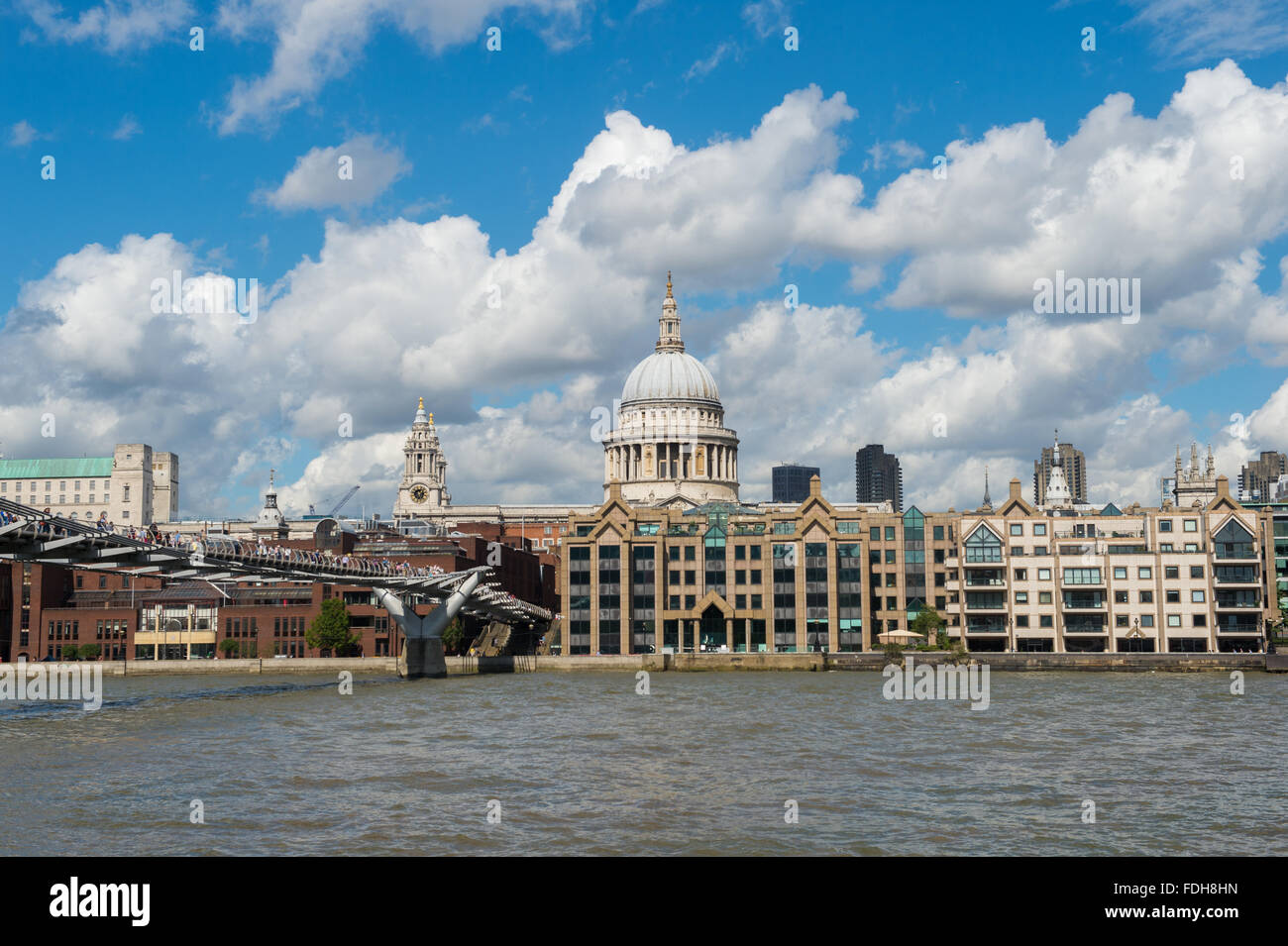 La Cattedrale di St Paul e il fiume Tamigi a Londra, Inghilterra. Foto Stock