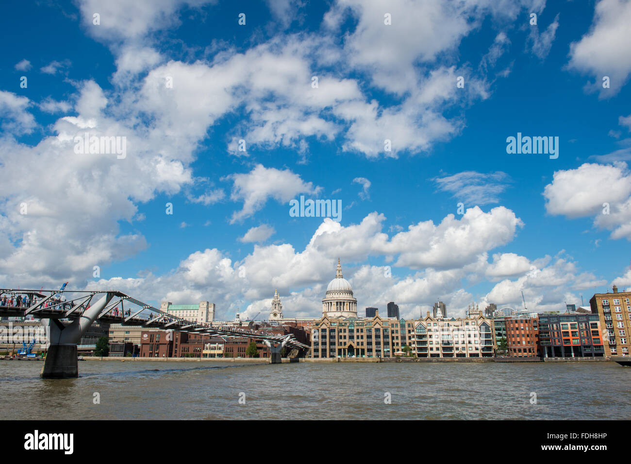 La Cattedrale di St Paul e il fiume Tamigi a Londra, Inghilterra. Foto Stock
