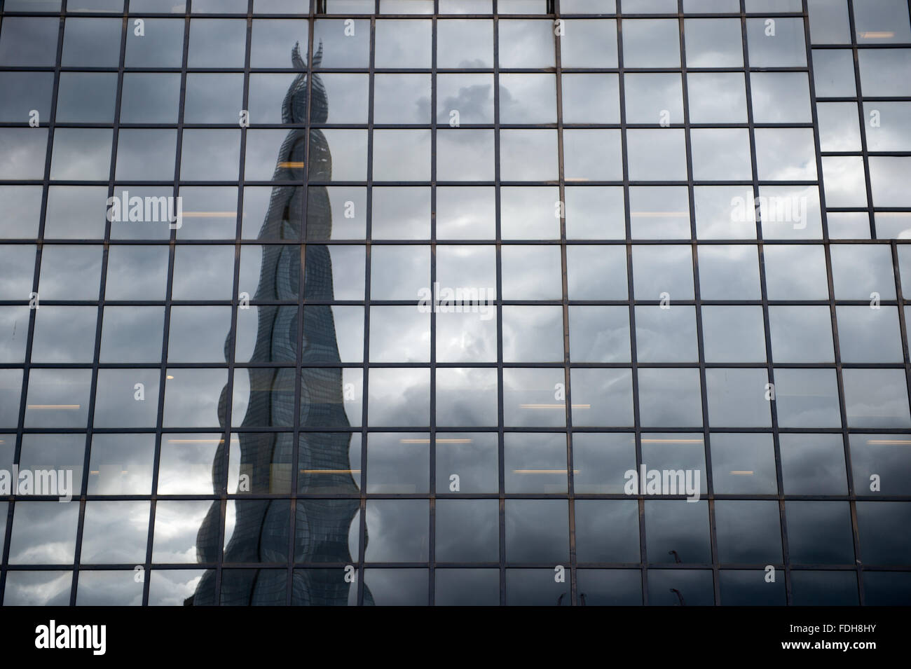 La riflessione del grattacielo Shard su un edificio di vetro a Londra, Inghilterra. Foto Stock