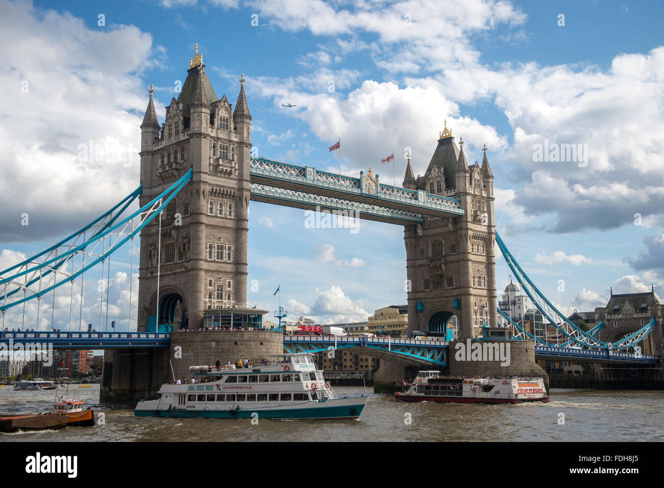 Barche passando dalla Torre Ponte sul Fiume Tamigi a Londra, Inghilterra. Foto Stock