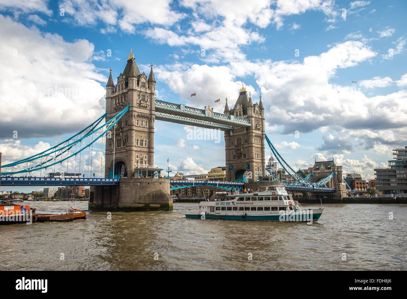 Barche passando dalla Torre Ponte sul Fiume Tamigi a Londra, Inghilterra. Foto Stock