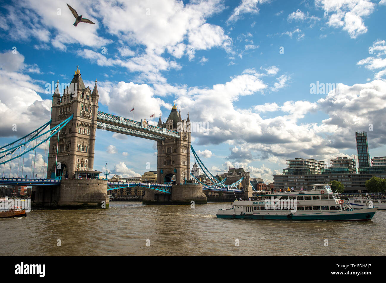 Barche passando dalla Torre Ponte sul Fiume Tamigi a Londra, Inghilterra. Foto Stock