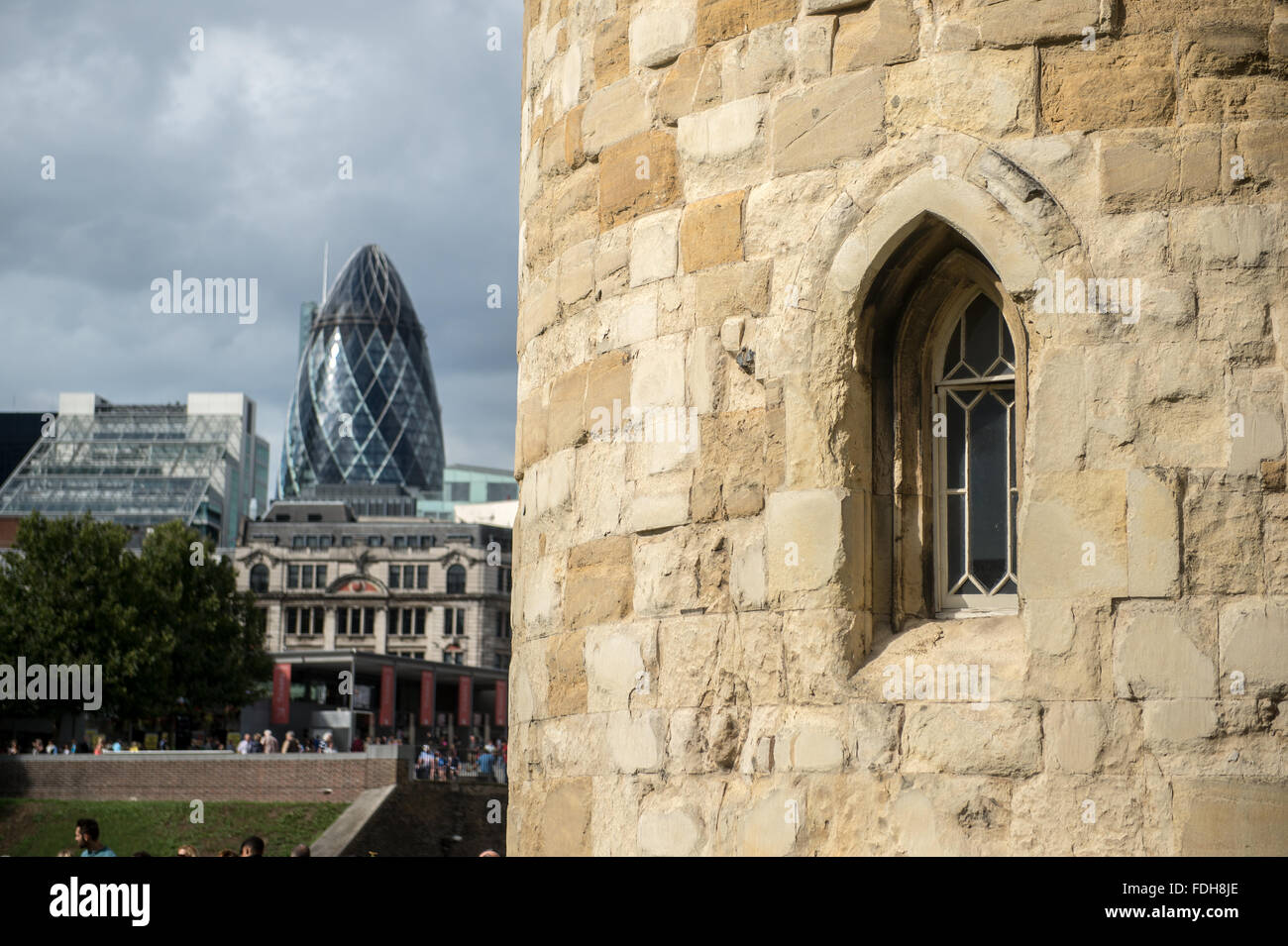 Finestra in corrispondenza della Torre di Londra con il Gherkin grattacielo in background in Inghilterra, Regno Unito. Foto Stock