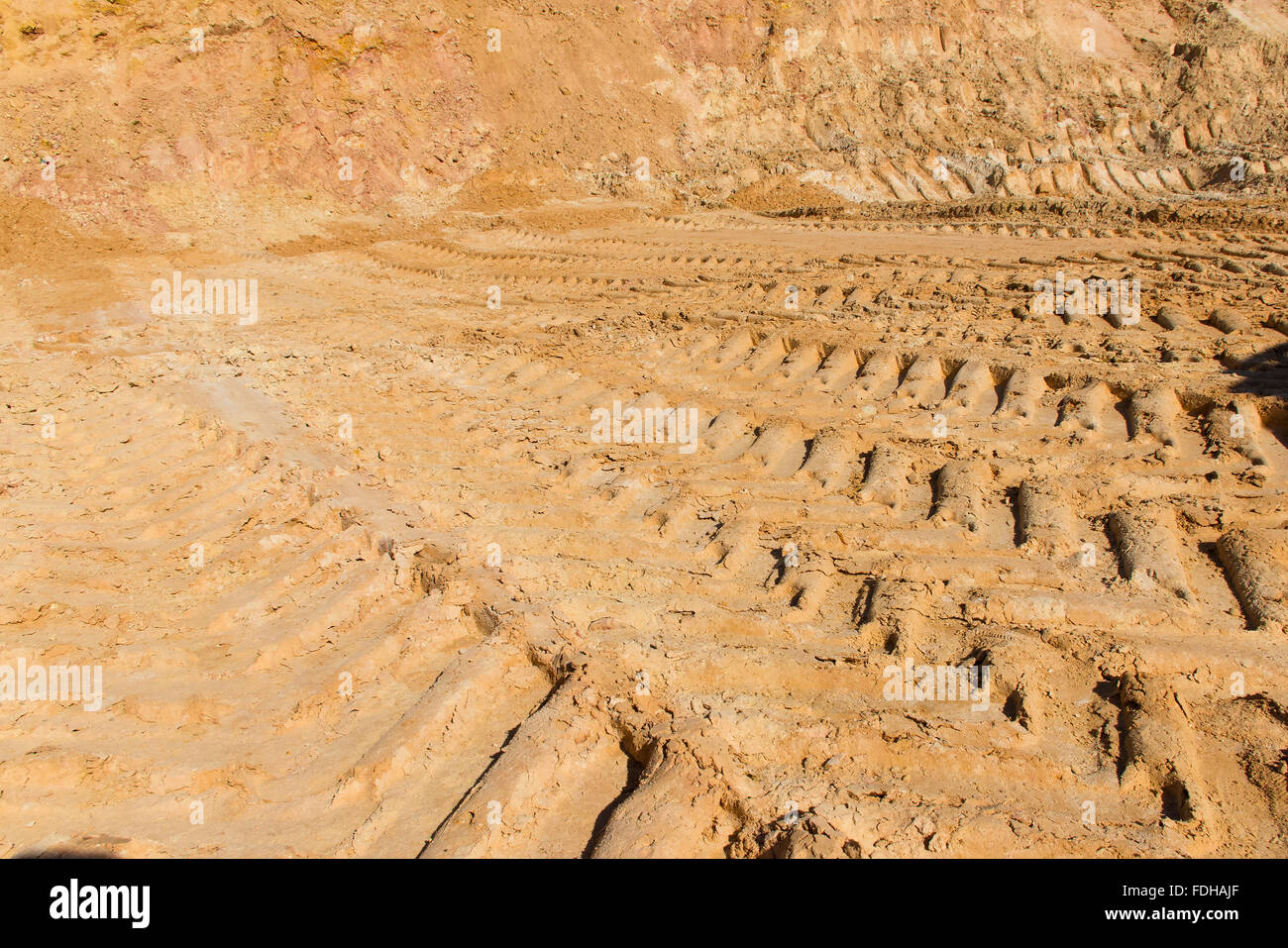 Tracce di pneumatici di un carrello di grandi dimensioni sulla sabbia nella giornata di sole Foto Stock