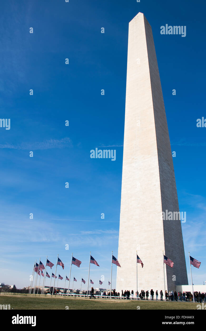 Washington Monument National Mall Washington DC // WASHINGTON DC - il Washington Monument si trova in cima al National Mall. Completato nel 1884, questo imponente obelisco, progettato da Robert Mills, onora George Washington. Con i suoi 555 piedi, 1/8 pollici, era l'edificio più alto del mondo al suo completamento. Foto Stock