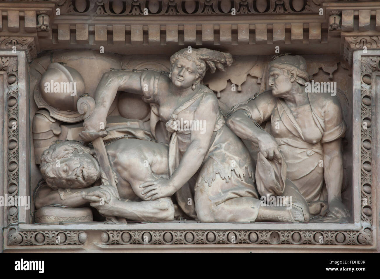 Judith decapitazione Oloferne. Rilievo marmoreo sulla facciata principale del Duomo di Milano a Milano, lombardia, italia. Foto Stock