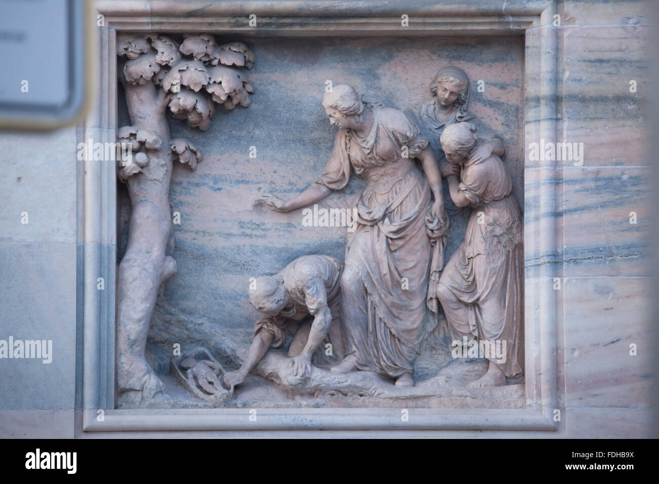 La figlia del faraone le ricerca di Mosè. Rilievo marmoreo sulla facciata sud del Duomo di Milano a Milano, lombardia, italia. Foto Stock