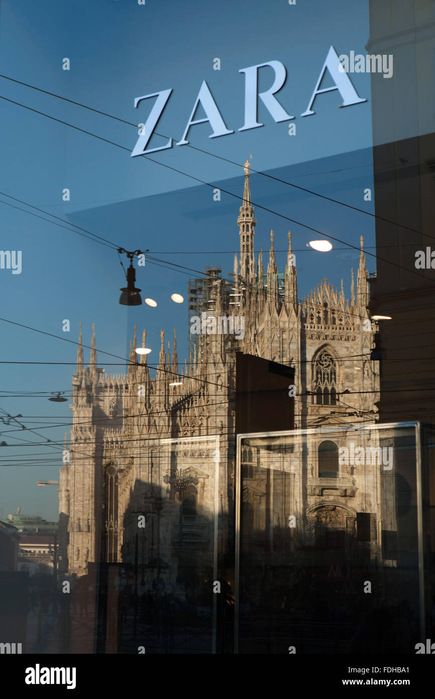 La riflessione del Duomo di Milano in una finestra di Zara negozio in  Piazza del Duomo a Milano, lombardia, italia. Zara logo Foto stock - Alamy