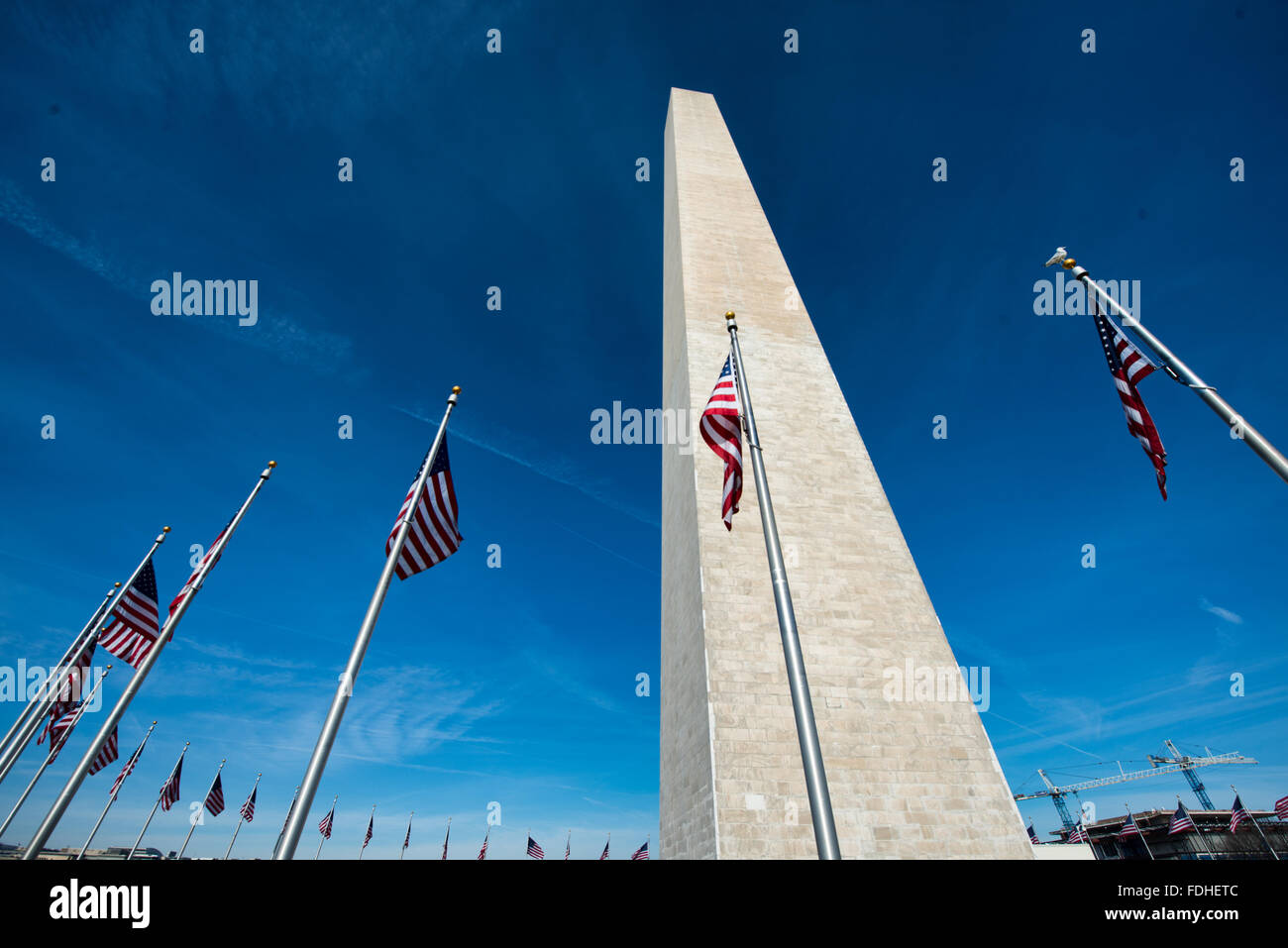 Washington Monument National Mall Washington DC // WASHINGTON DC - il Washington Monument si trova in cima al National Mall. Completato nel 1884, questo imponente obelisco, progettato da Robert Mills, onora George Washington. Con i suoi 555 piedi, 1/8 pollici, era l'edificio più alto del mondo al suo completamento. Foto Stock