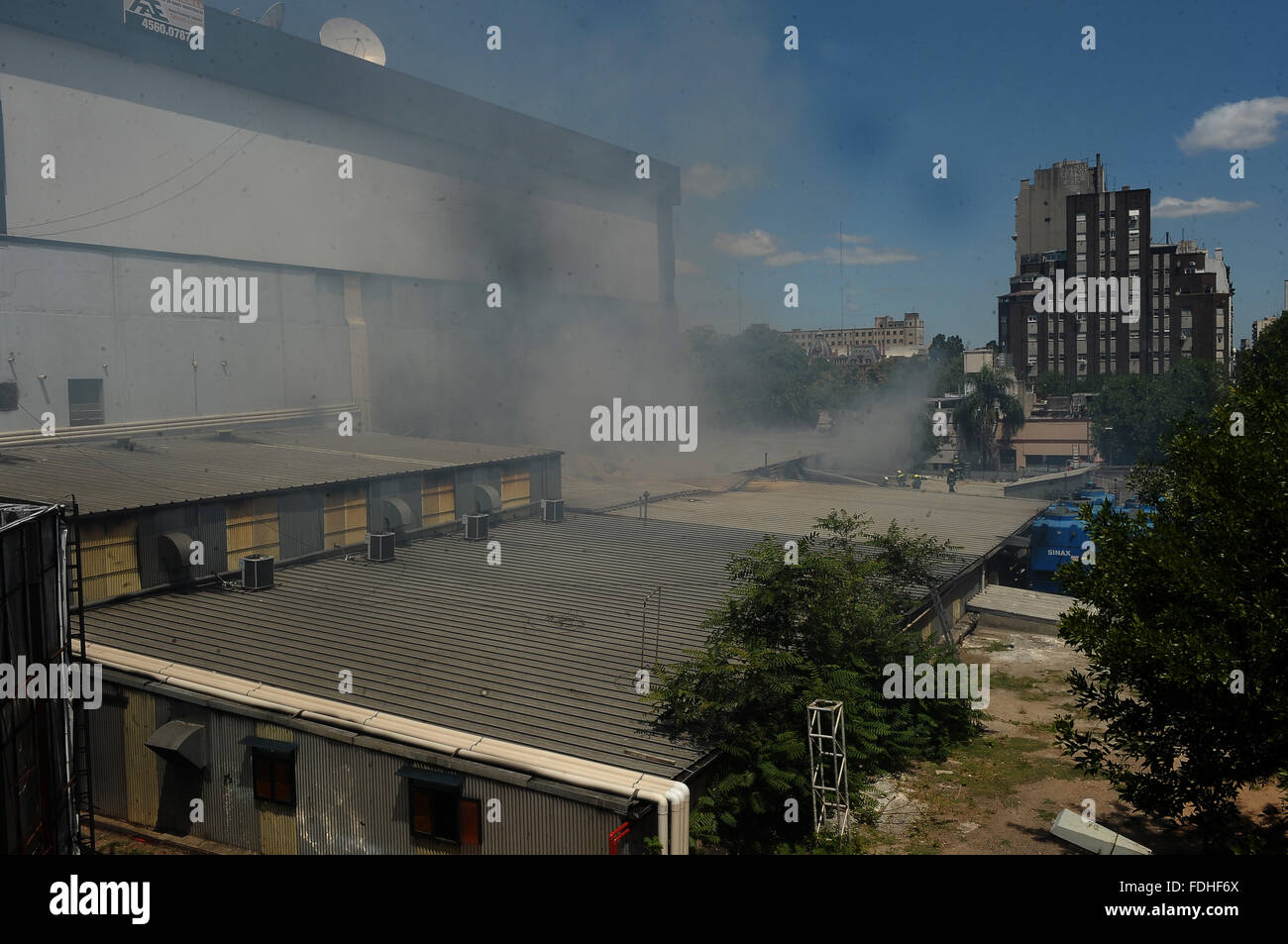 Buenos Aires, Argentina. 31 gennaio, 2016. Il fumo si alza dal sito di incendio in Buenos Aires, Argentina, a gennaio 31, 2016. Secondo la stampa locale, un incendio ha colpito domenica studi Argentina del canale 13 e di televisione via cavo di segnale Todo Noticias con altri media di Clarin Gruppo, causando l'evacuazione dell'edificio. Credito: Alejandro Moritz/TELAM/Xinhua/Alamy Live News Foto Stock