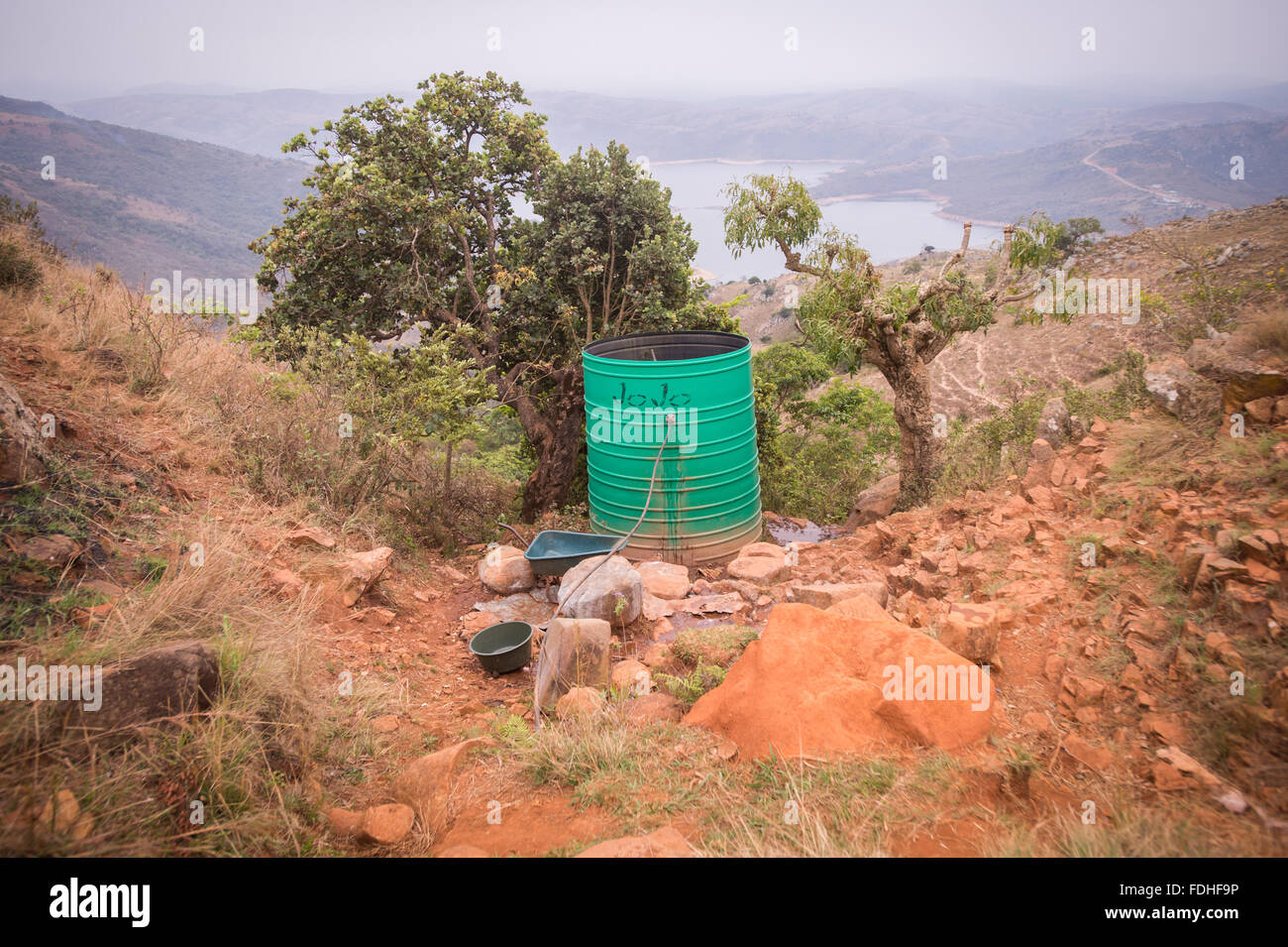Rifornimento di acqua sulla montagna nella regione Hhohho dello Swaziland, Africa. Foto Stock