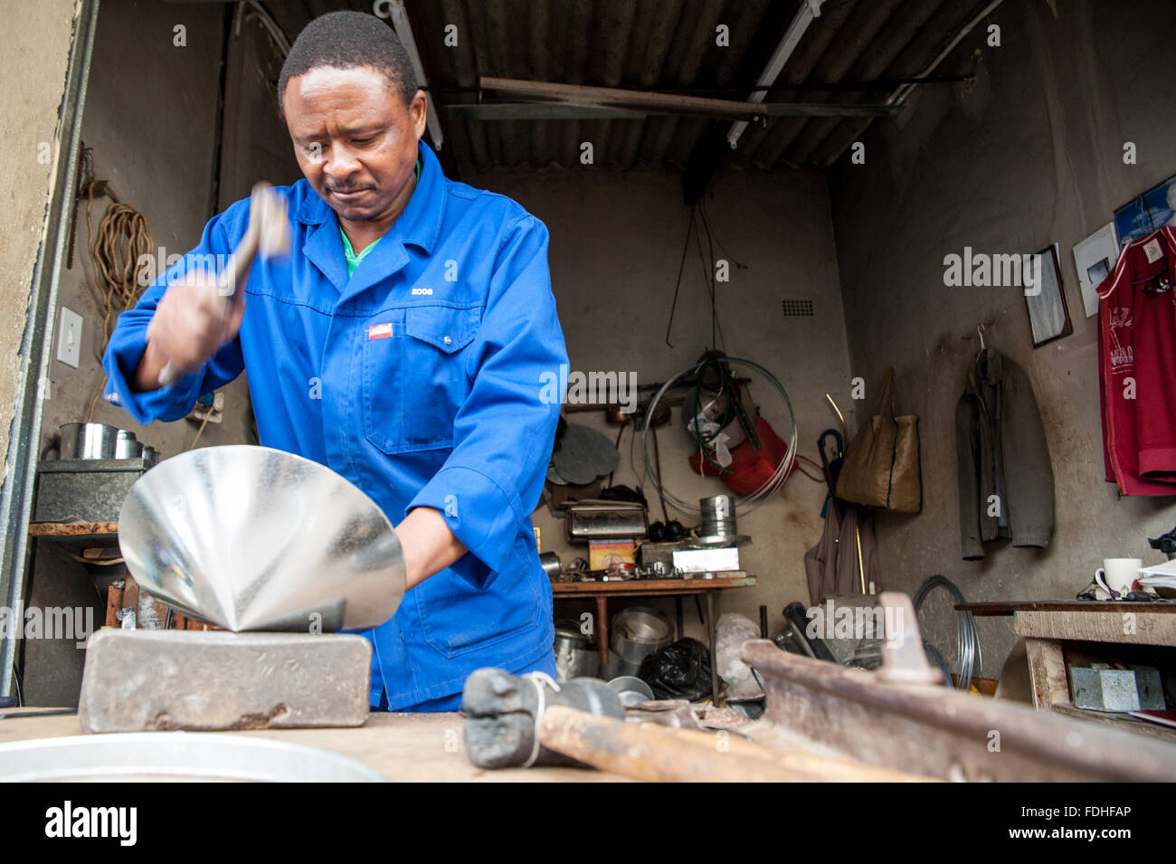 Lattoniere al Manzini producono all'ingrosso e di mercato di artigianato in Swaziland, Africa Foto Stock