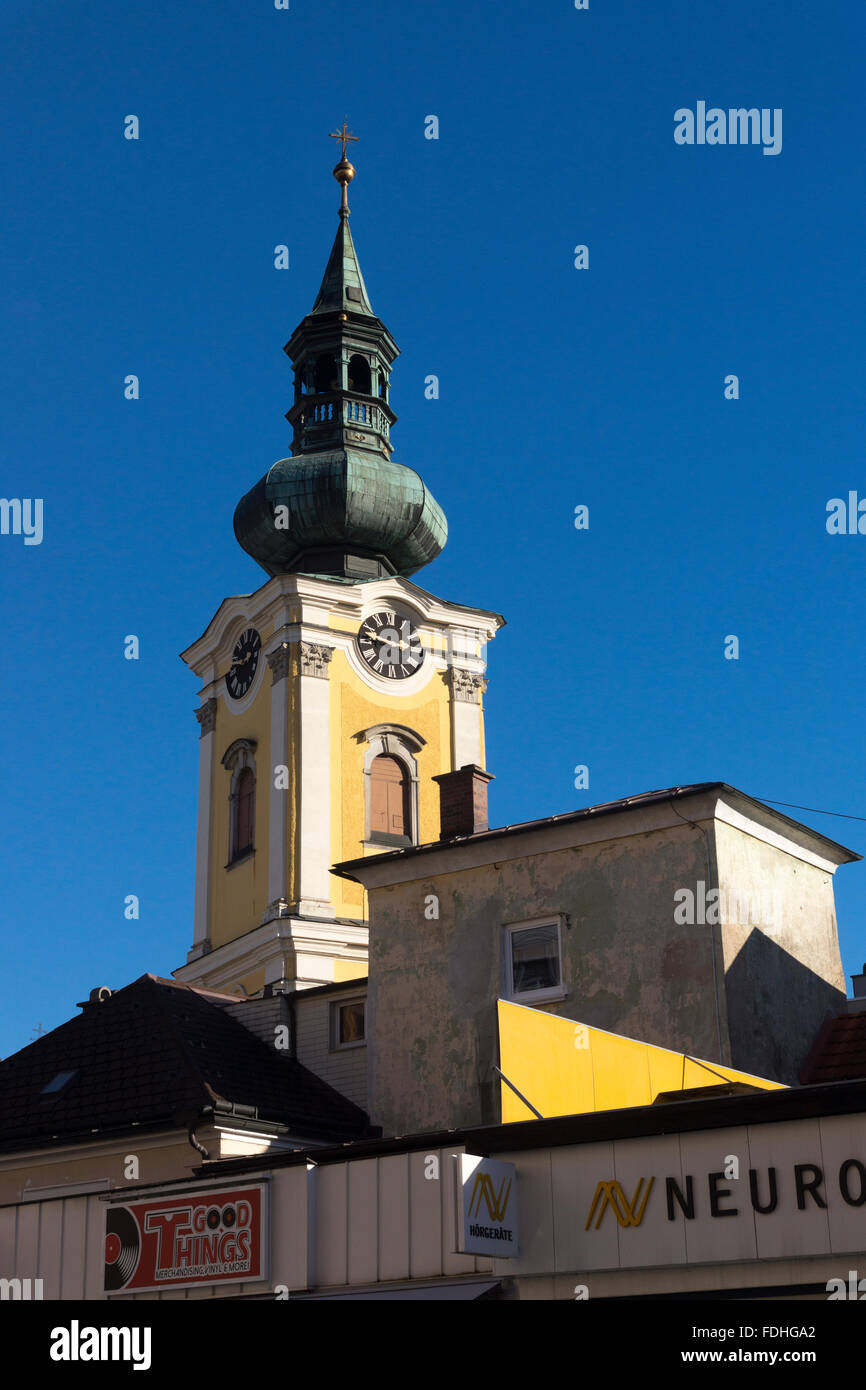 La chiesa parrocchiale di Gmunden, Austria superiore, durante la metà del pomeriggio Foto Stock