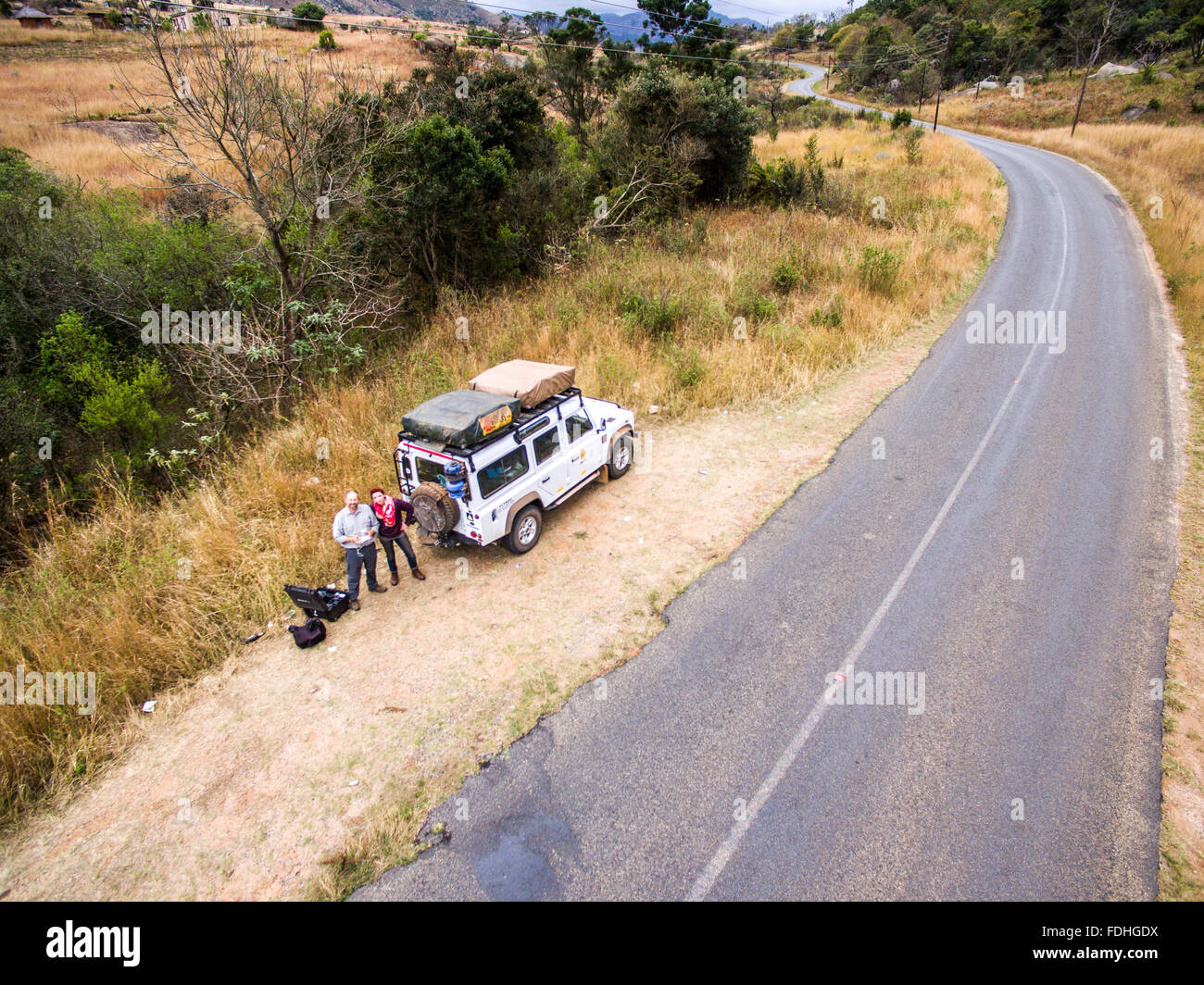 Antenna di turisti battenti un drone in regione Hhohho nello Swaziland, Africa Foto Stock