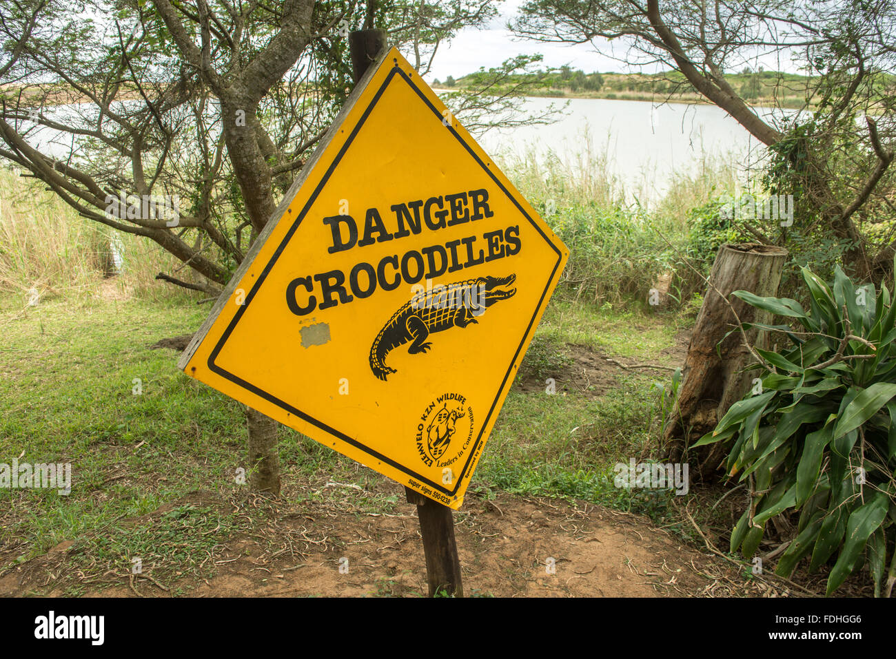 Pericolo di coccodrillo segno di avvertimento in Saint Lucia, Kwazulu-Natal, Sud Africa - iSimangaliso Wetland Park Foto Stock