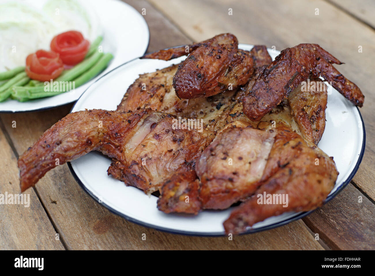 Pollo alla griglia con verdura sulla scrivania in legno Foto Stock
