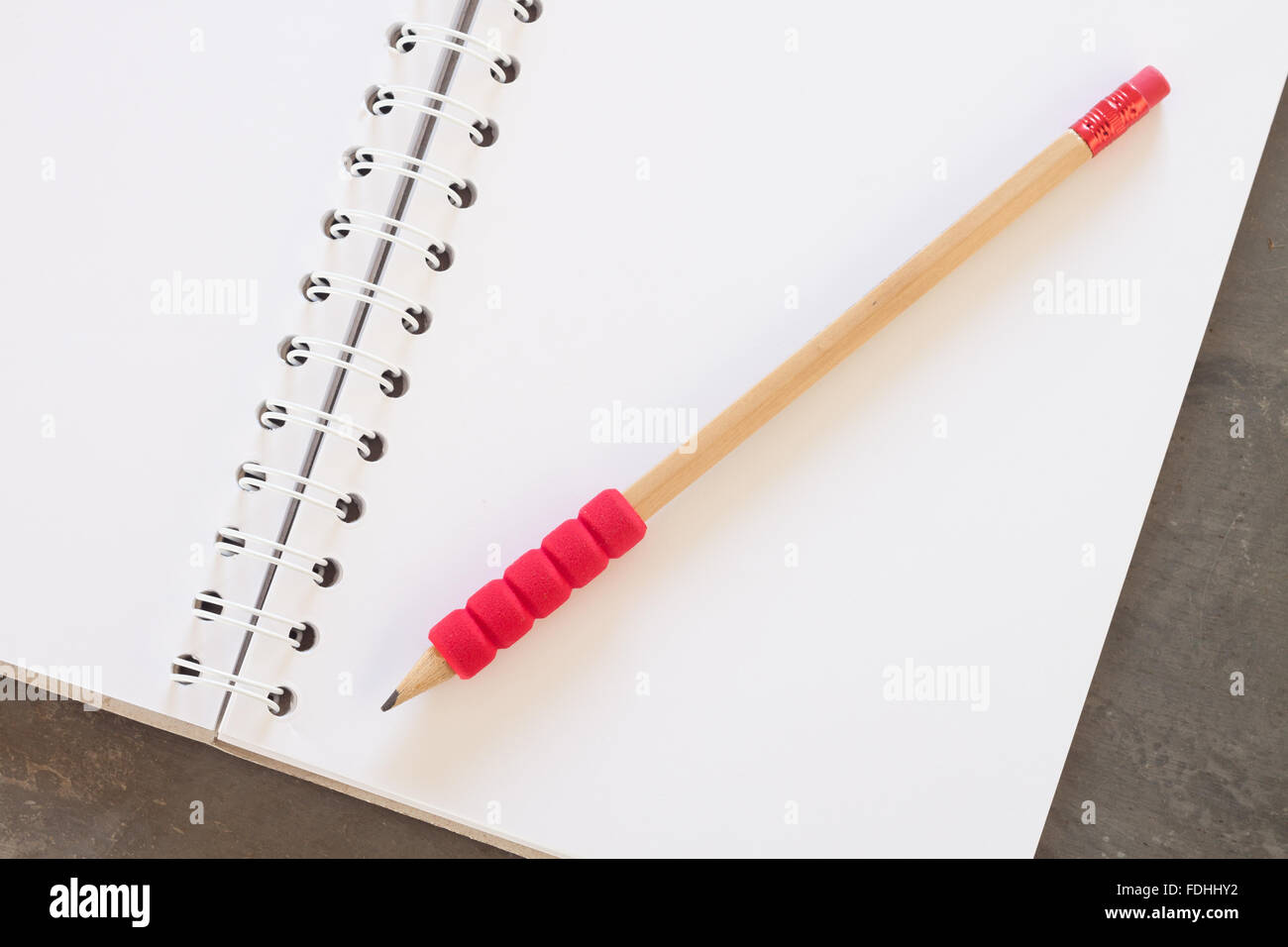 Blank notebook con matita su uno sfondo grigio, la concezione di business Foto Stock
