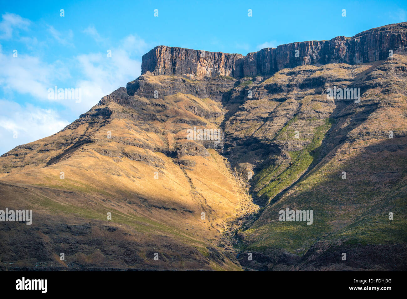 Paesaggio di montagne e il cielo azzurro in Sani Pass, tra il Sud Africa e Lesotho Foto Stock