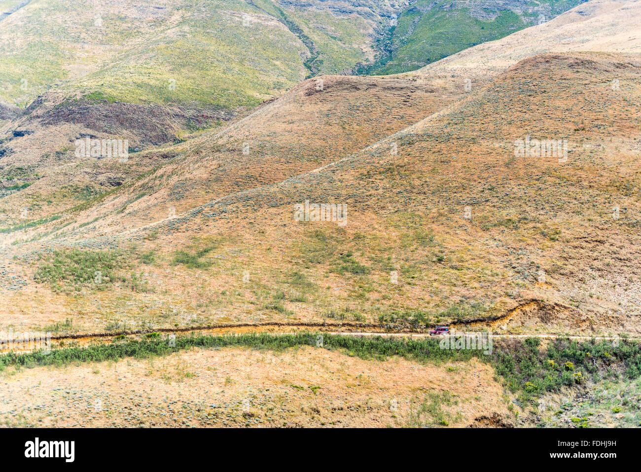 Guida auto giù per una strada sterrata in Sani Pass, tra il Sudafrica e il Lesotho. Foto Stock