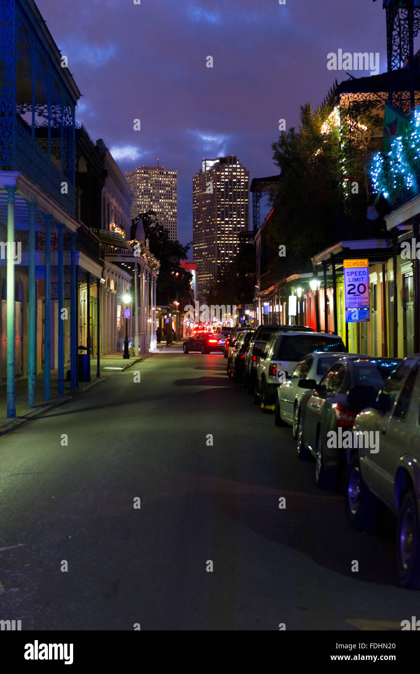 New Orleans French Quarter Street di notte con il grattacielo in background Foto Stock