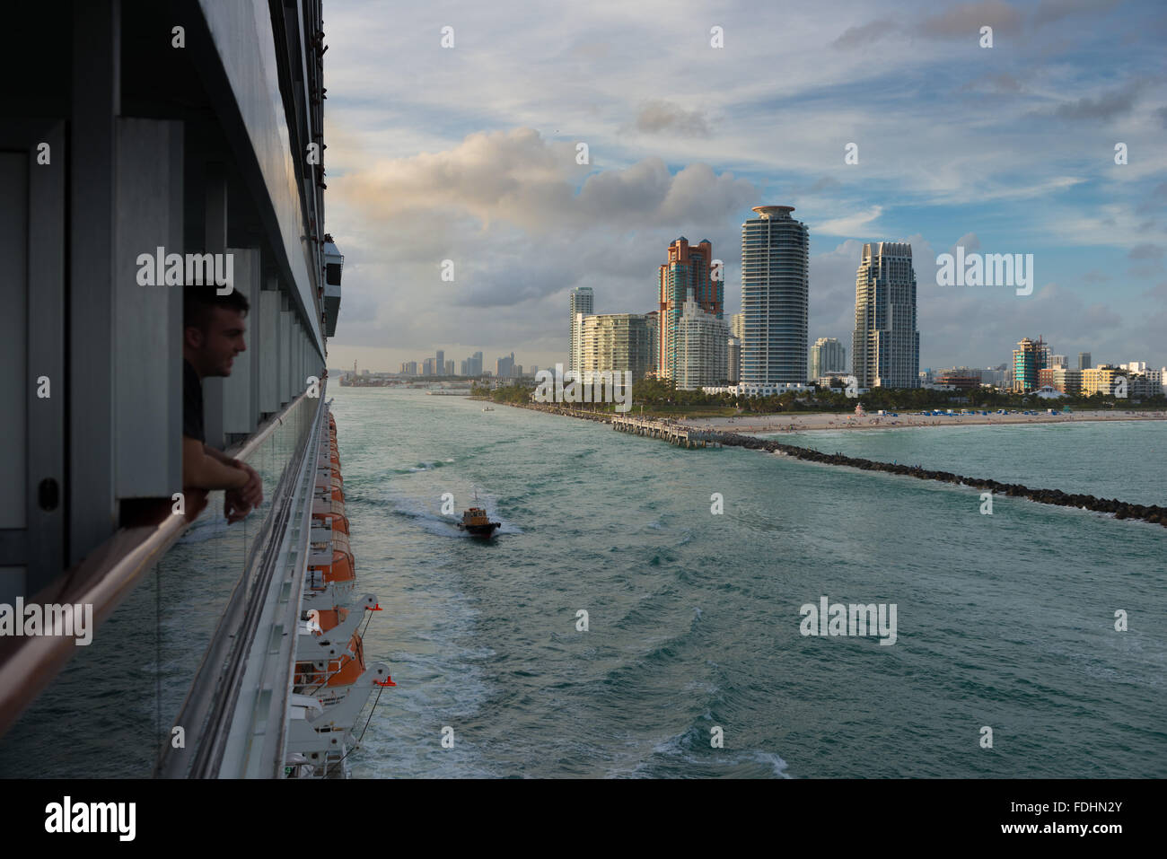 South Beach di Miami e il porto di entrata in partenza dalla nave di crociera Foto Stock