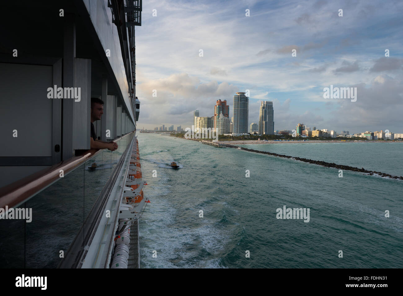 South Beach di Miami e il porto di entrata in partenza dalla nave di crociera Foto Stock