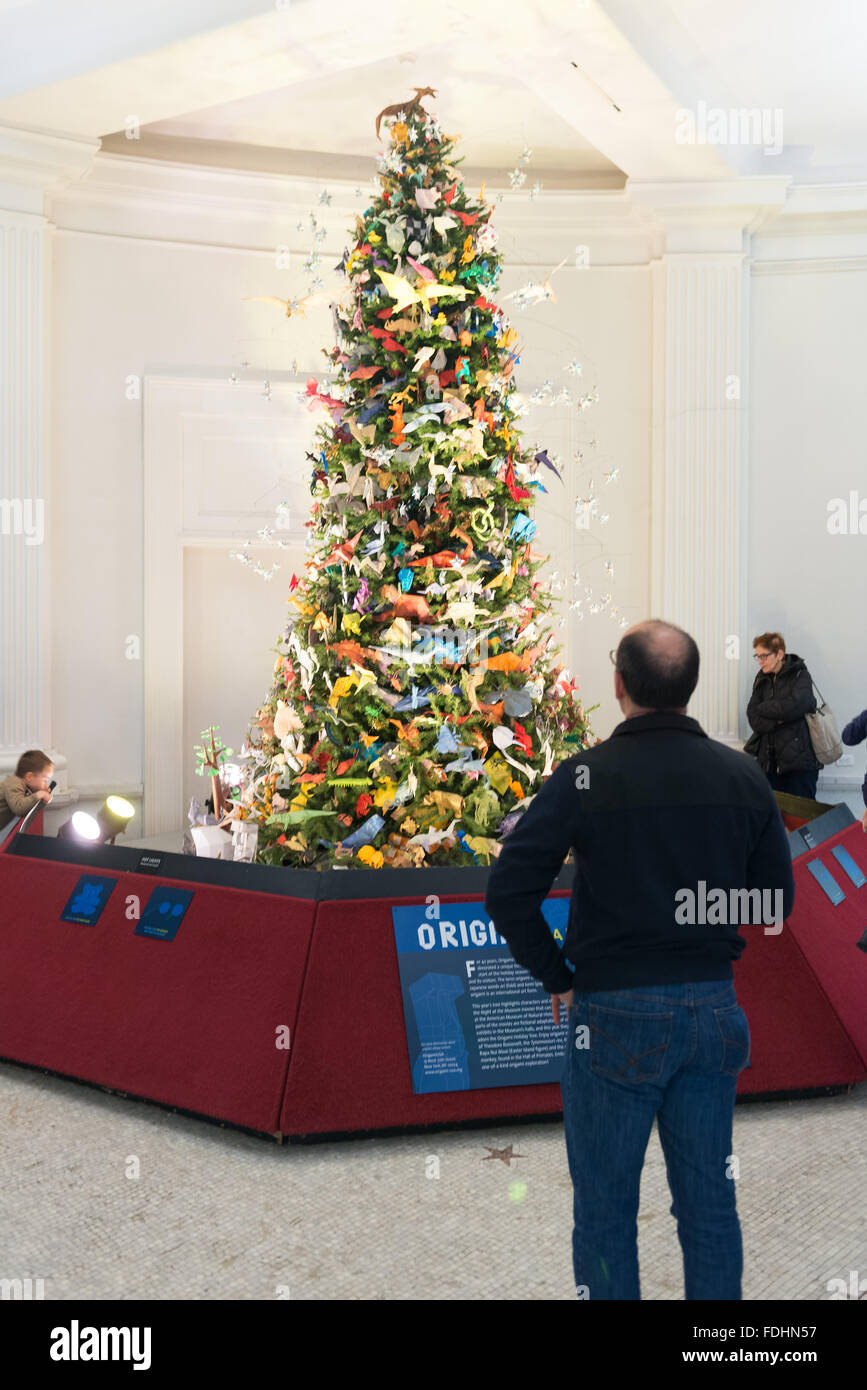 Albero di origami presso il Museo Americano di Storia Naturale di New York Foto Stock