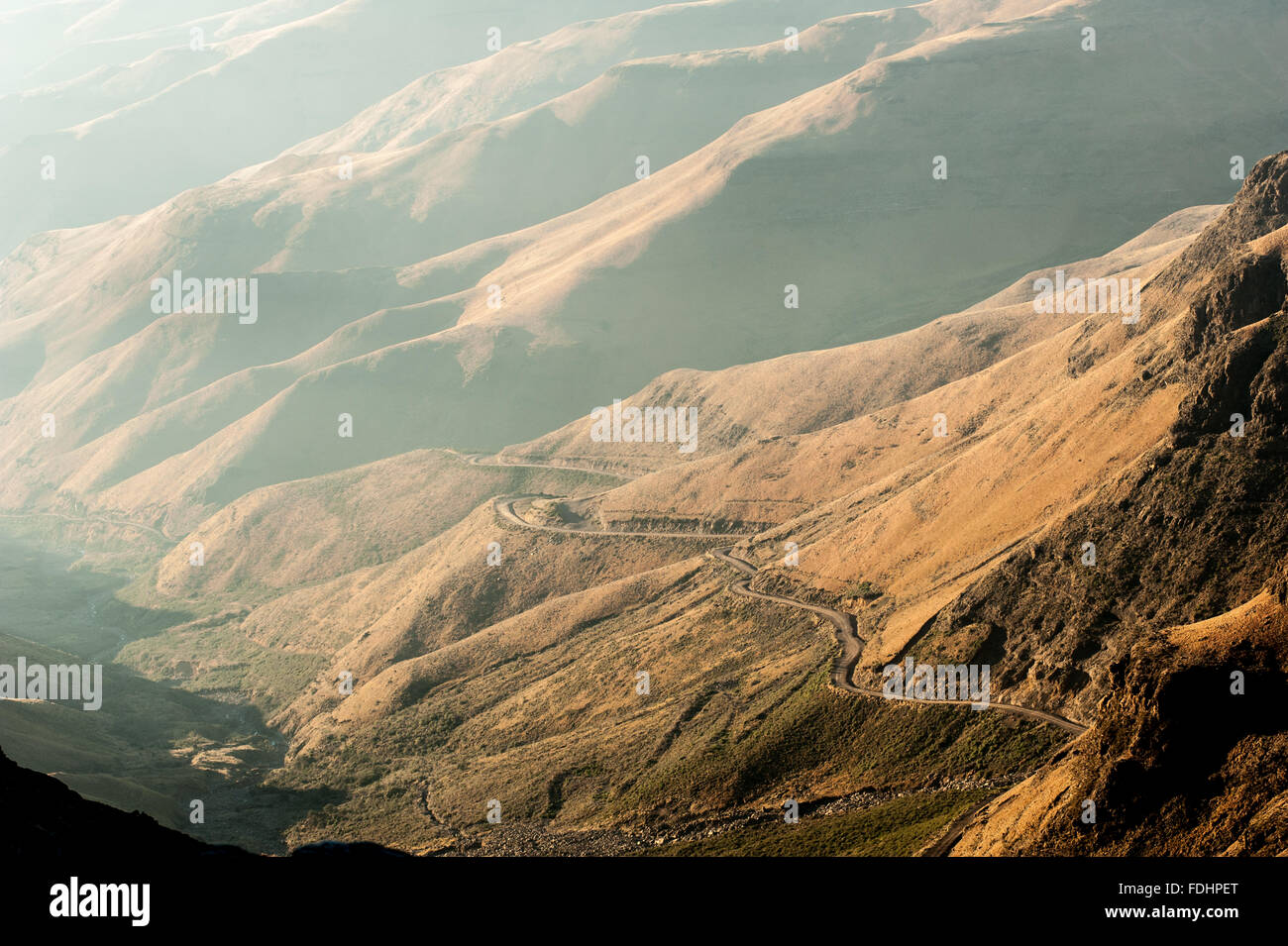 Svuotare lo sporco avvolgimento su strada giù per la montagna in Lesotho, Africa Foto Stock