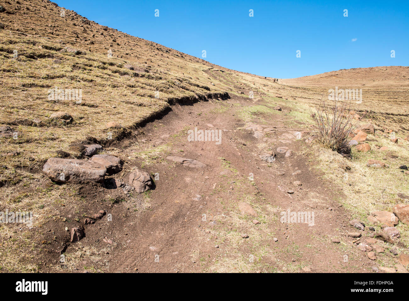 La sporcizia su strada guidando con terreni estremi attraverso Somenkong, Lesotho, Africa Foto Stock