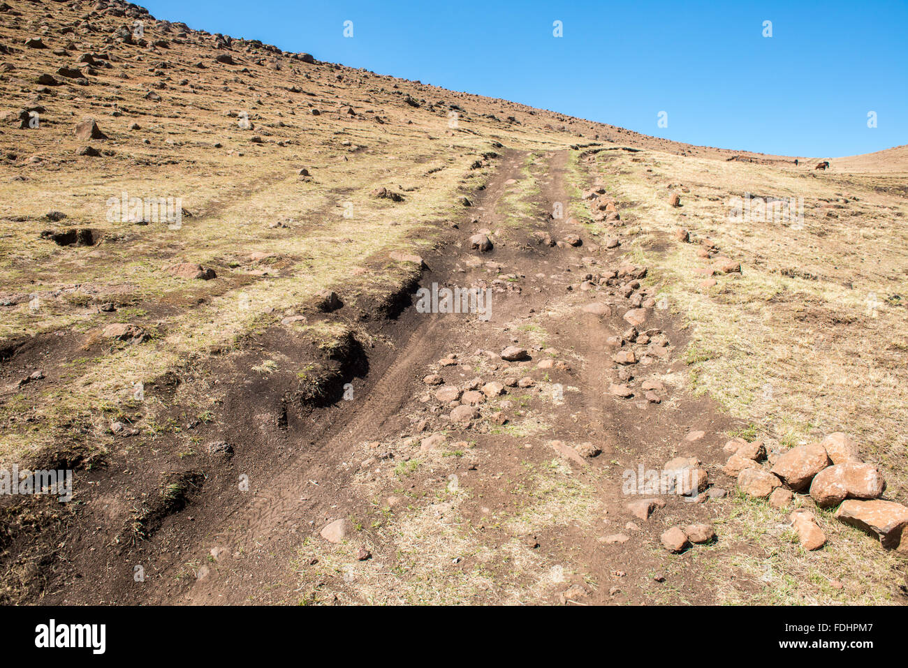 La sporcizia su strada guidando con terreni estremi attraverso Somenkong, Lesotho, Africa Foto Stock