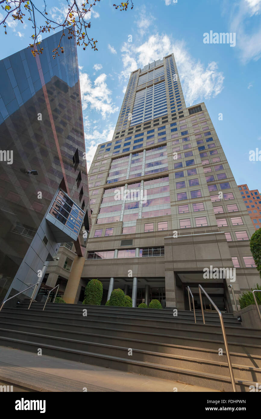Alto edificio residenziale nel centro cittadino di Melbourne. L'immagine verticale. Foto Stock