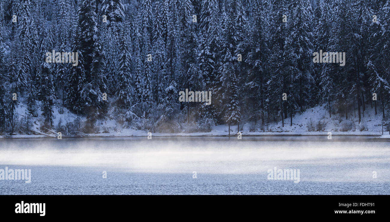 Cool di scena sul lago, come il sole stava andando giù per una piccola apertura lasciate che un albero di luce risplenda su tutto il lago e la differenza in Foto Stock