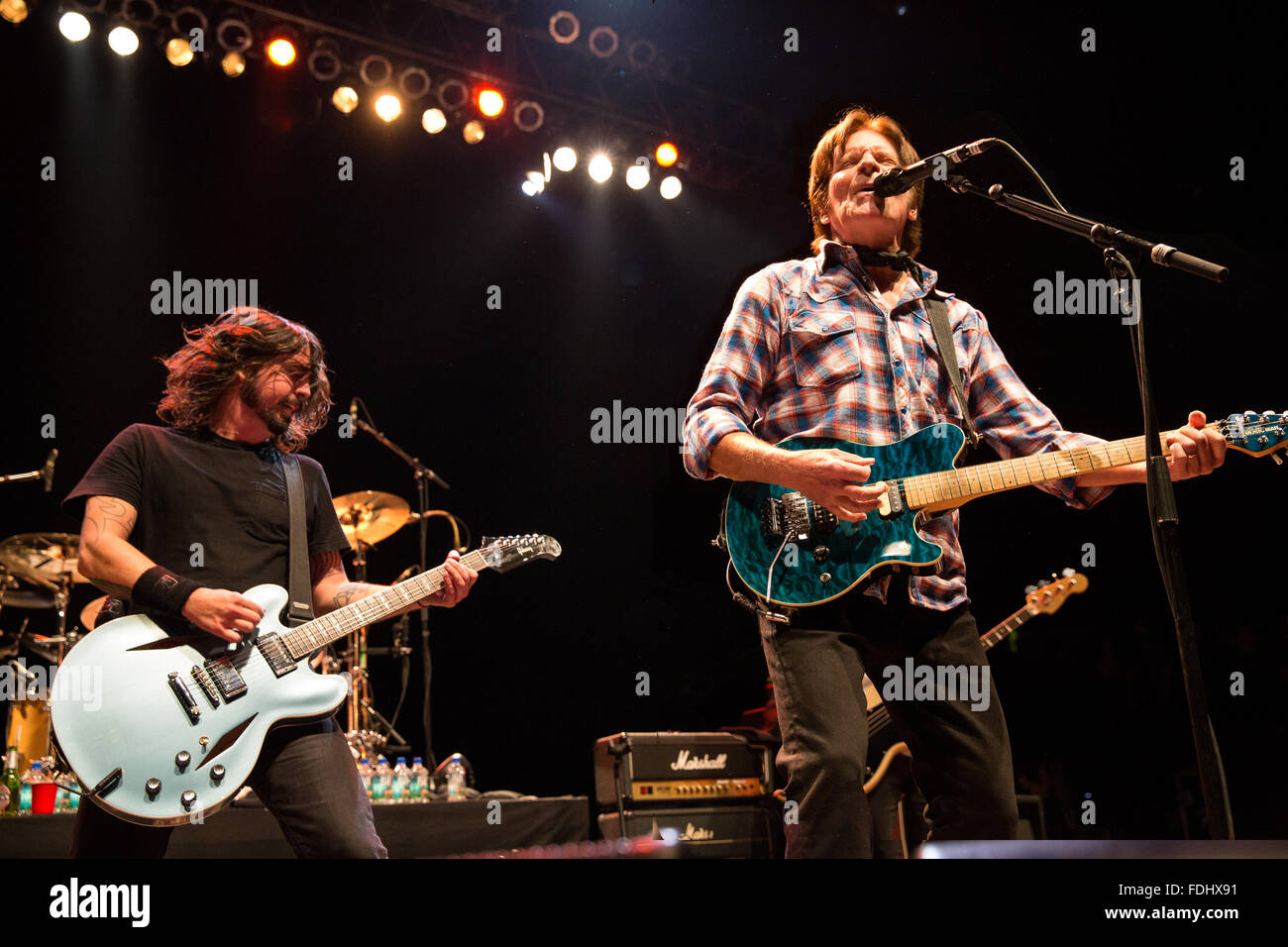 John Fogerty cantando con Dave Grohl sostenerlo fino Foto Stock